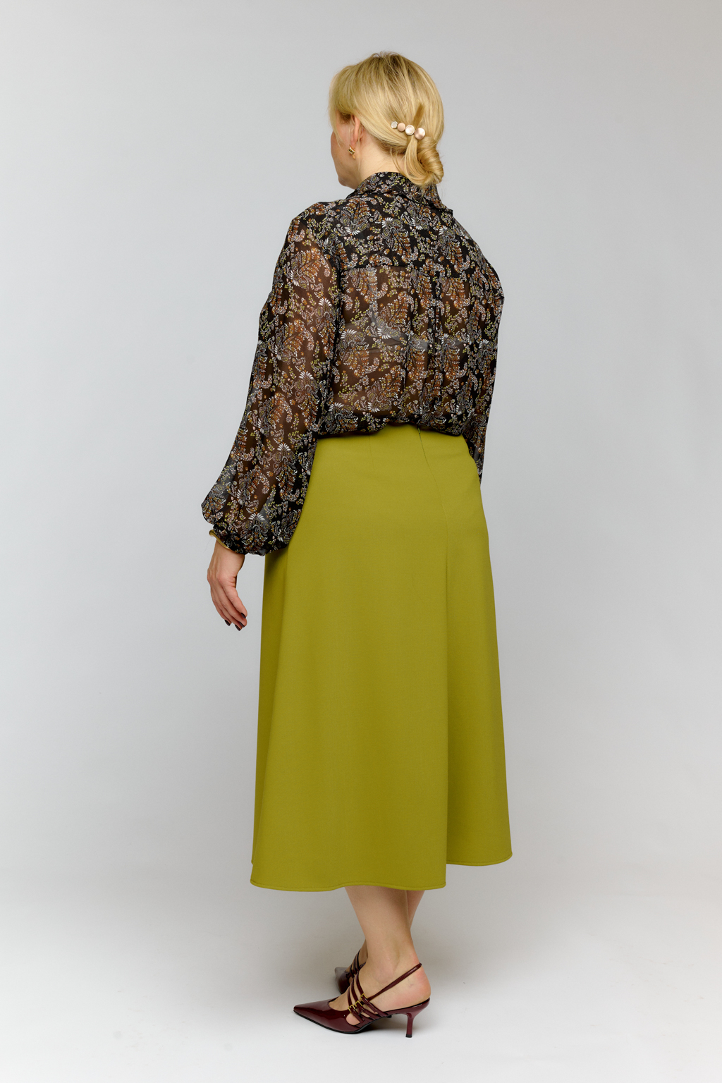 Юбка четырехклинка силуэта рыбки длины миди. Зстежка на молнию.