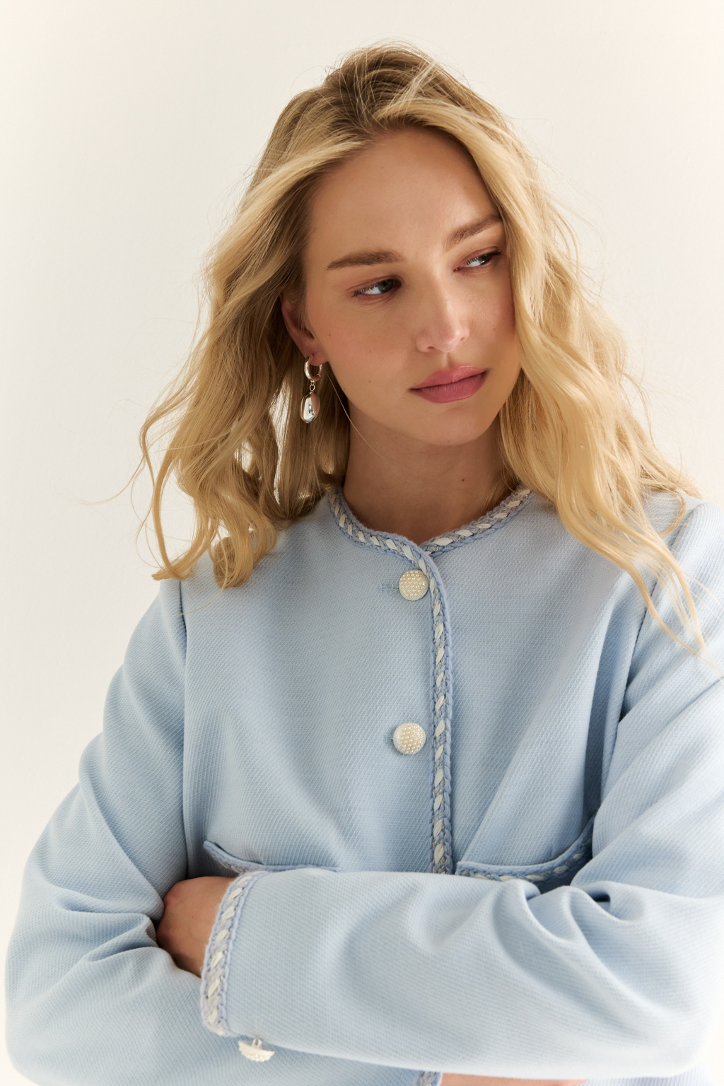 Жакет в стиле Chanel: вечная классика с характером. Икона женственности в новом прочтении — жакет в стиле Chanel с характерными элементами: округлым вырезом, выразительной декоративной тесьмой и крупными акцентными пуговицами. Прямой укороченный силуэт подчёркивает линию талии и делает модель идеальной как для офисного образа, так и для изысканного вечера. Накладные карманы добавляют практичности и шарма, а отделка по борту и рукавам формирует изящную рамку силуэта. Носите с юбкой, джинсами или брюками — он добавит статусности в любой комплект. Легендарный силуэт. Современное звучание.