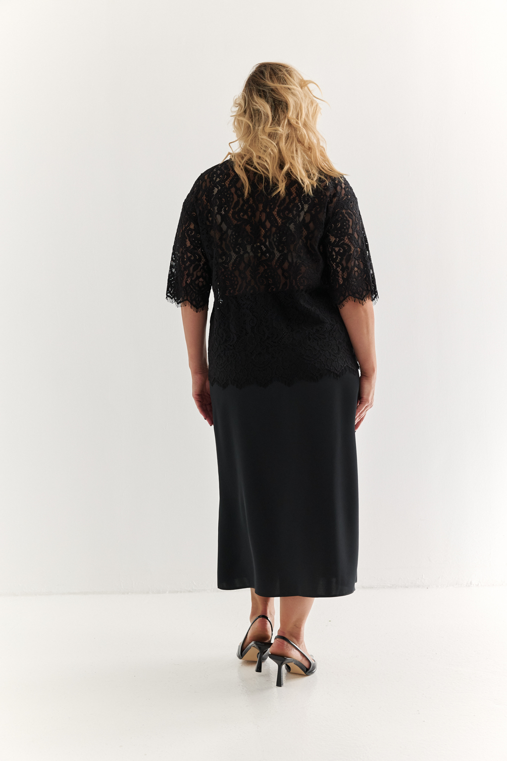 Блуза-футболка из трендового кружева с эффектом кордовой вышивки прямого свободного кроя. Рукав до логтя. Хлопок - натуральное волокно, обеспечивает комфорт при носке и воздухопроницаемость. Район делает ткань мягкой и тактильно приятной. Нейлон обеспечивает устойчивость к разрывам и истиранию; легкость и пластичность. Преимущества ткани: кружево премиального качества насыщенного черного цвета. Приятное к телу благодаря хлопку в составе.