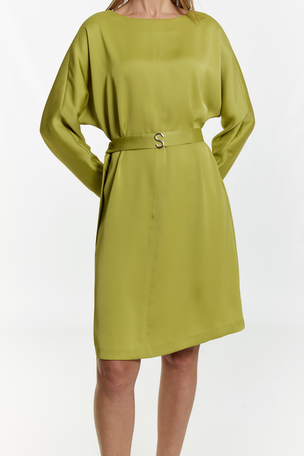 Платье с цельнокроеным рукавом длиной выше колен. Приталивается поясом с декором.