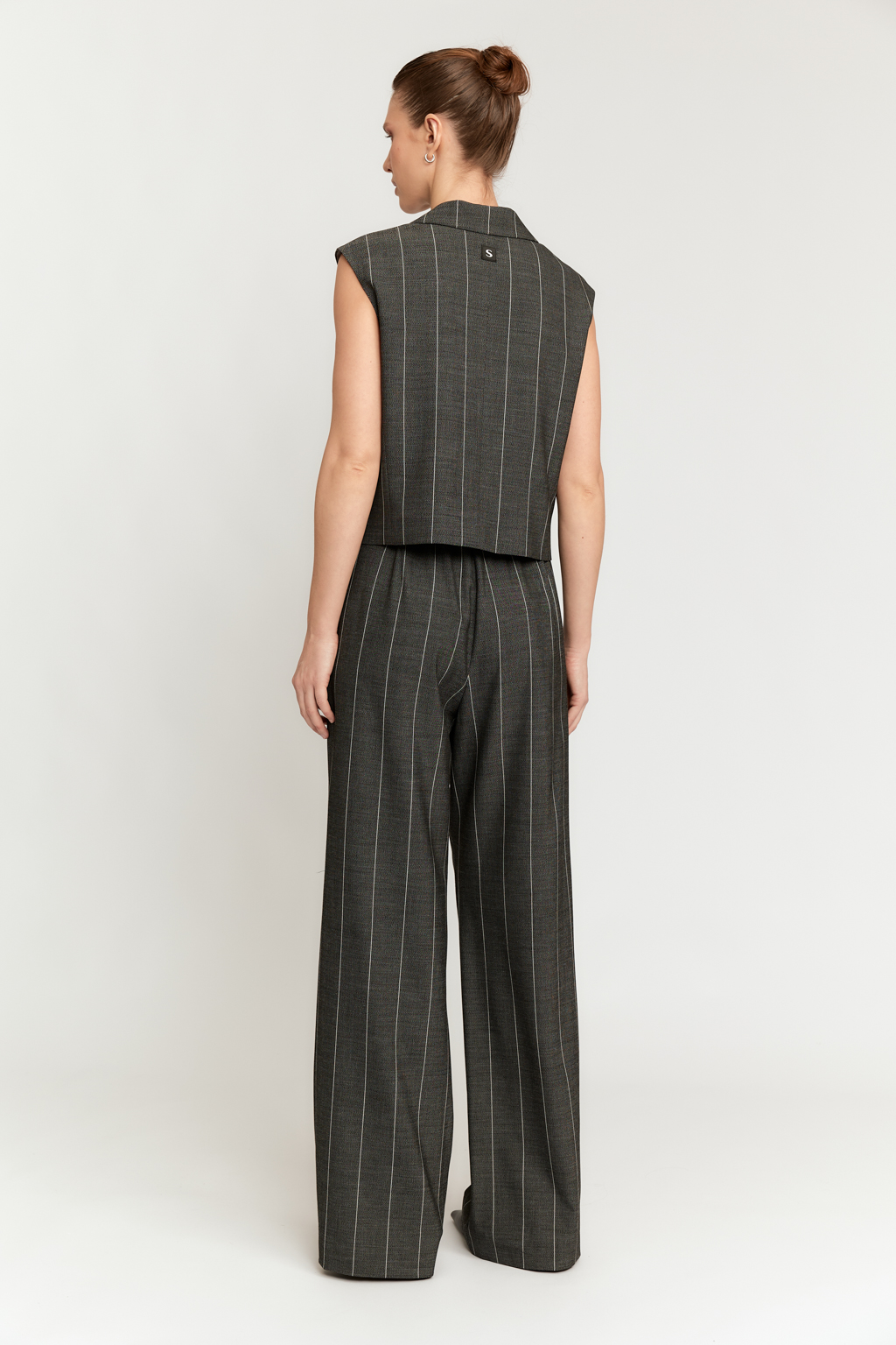 Брюки прямого силуэта на резинке.