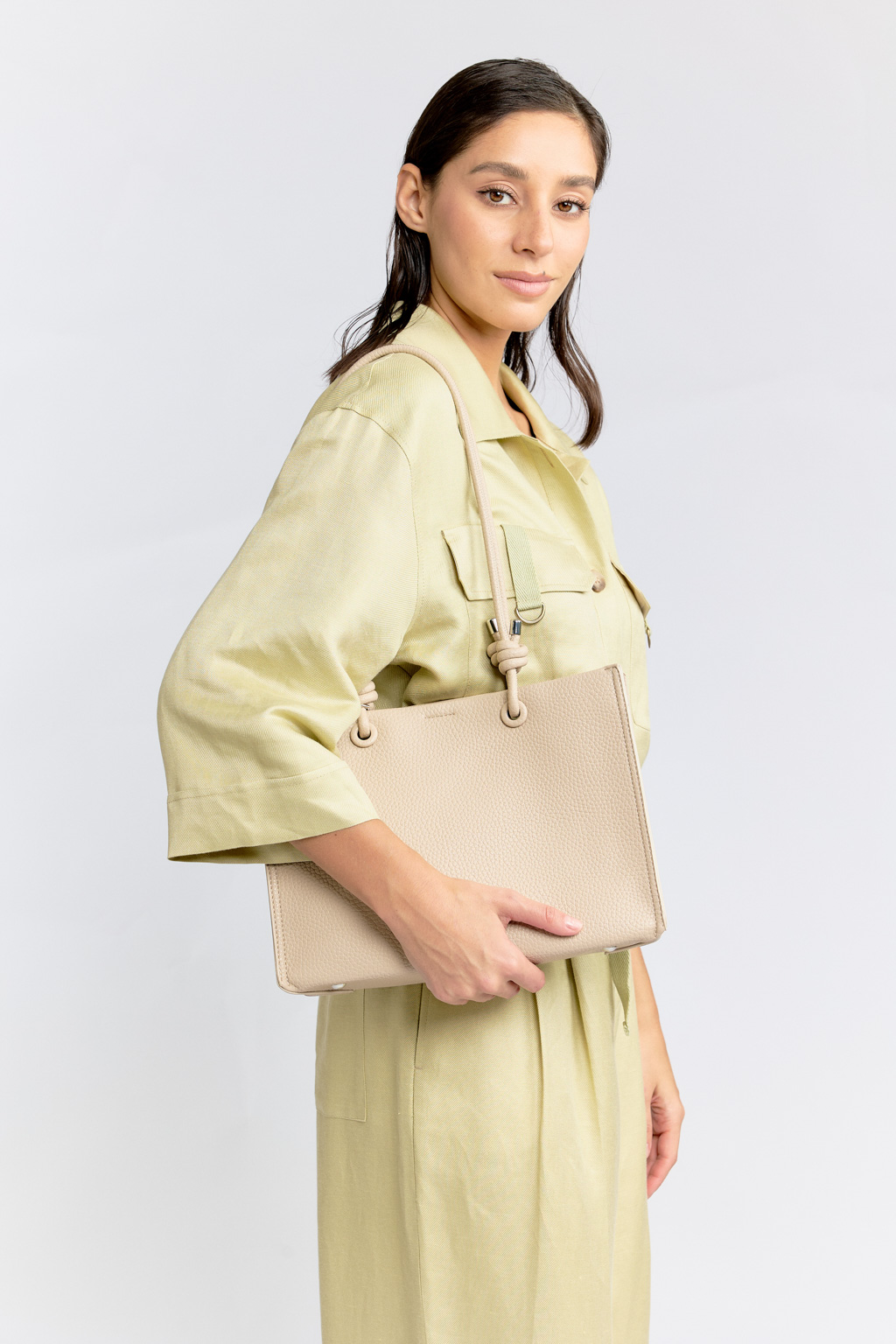 Стильная сумка через плечо, имеет лаконичный дизайн, благодаря которому впишется в любой образ.Сумка имеет уникальные, оригинальные ручки с узелками, следующие трендам последних сезонов. Удобная и вместительная сумка не оставит равнодушными и притянет взгляды окружающих. Размеры сумки: 30*10*21 см