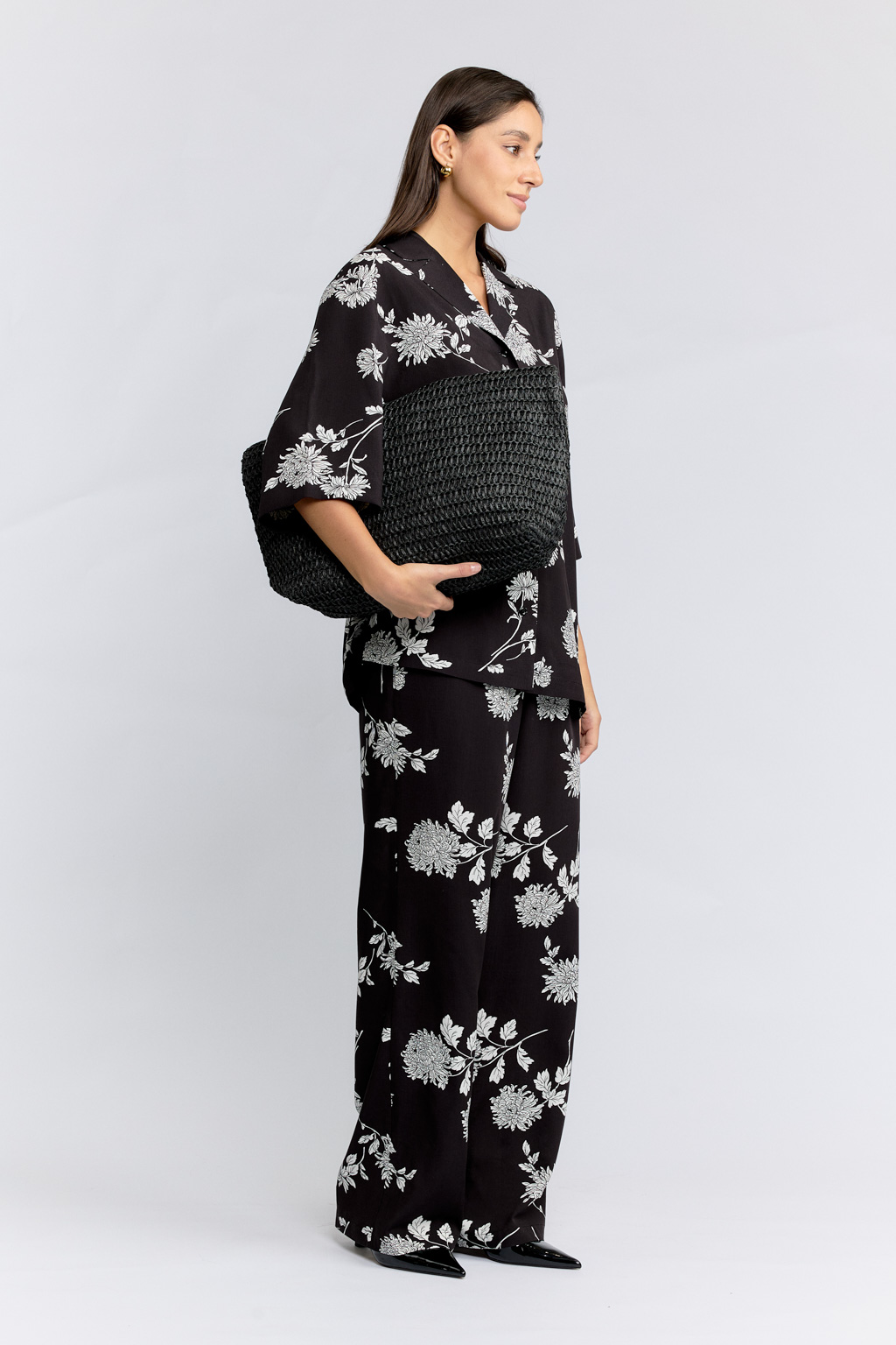 Функциональная и стильная сумка из целлюлозы непременно станет отличным дополнением к вашему летнему образу. Вместительная пляжная сумка идеально подойдет для прогулок по городу и отдыха на пляже. Благодаря большому размеру сумки можно удобно разместить все необходимые вещи. Плетеная соломенная текстура и натуральный материал черного цвета придаст образу летнее настроение. Сумка закрывается на прочную магнитную кнопку. Размеры 35*15*28 см