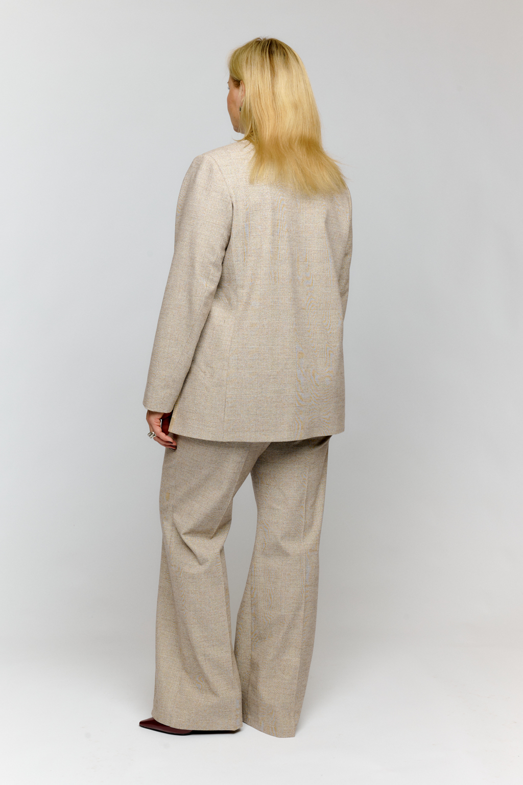 Жакет полуприлегающего силуэта с декоративными разрезами по боковым швам. Приталивается за счет пояса.