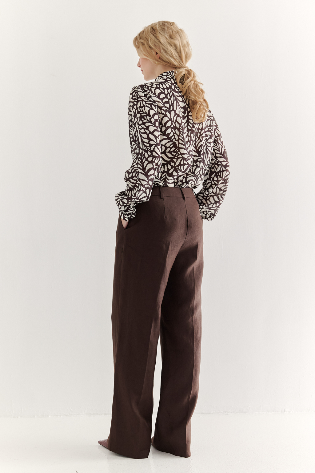 Брюки расслабленного прямого силуэта — абсолютный must-have этого сезона. Свободные и широкие по всей длине, они превосходно сочетаются с пиджаками из льняного твила, трикотажными блузами и стильными топами. В дизайне этих брюк нашли отражение элементы мужского кроя: застёжка-гульфик, пояс со шлевками и удобные карманы. Широкая подгибка позволяет регулировать длину брюк посредством отворота-манжета, создавая элегантный акцент по низу. Одна из шлевок украшена изысканной 3D-вышивкой в виде литеры “S”-первой буквы названия бренда.