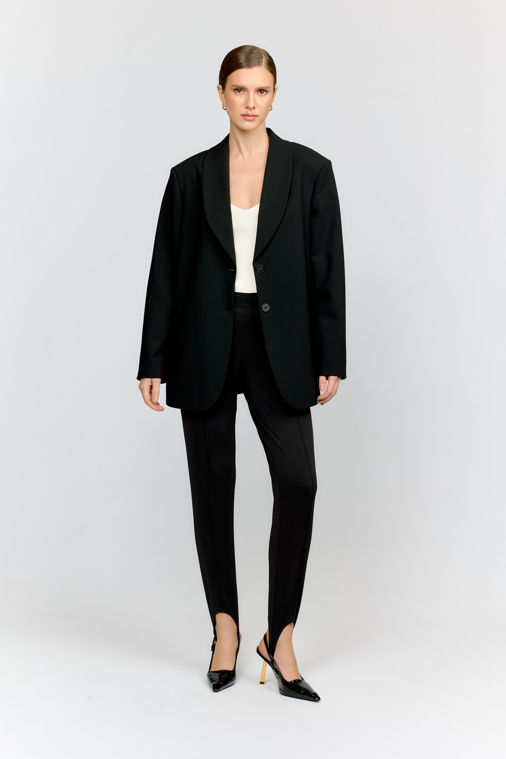 Леггинсы со штрипками из плотного эластичного трикотажа черного цвета — смелое решение для современного гардероба. Облегающая посадка выгодно подчеркет фигуру и сделает модель незаменимой для создания стильных образов. Идеально дополнят оверсайз-жакеты, удлинённые блузы и кожаные сапоги с высоким голенищем.