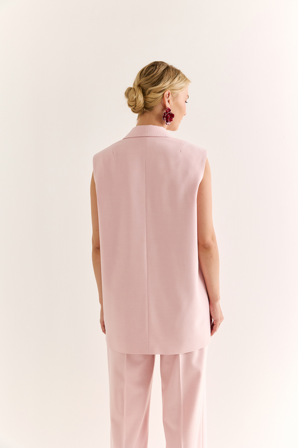 Жилет-жакет: классика, адаптированная к новому времени. Стильный жилет с лацканами и прямой спинкой — это элегантная альтернатива классическому пиджаку. Он подчёркивает силуэт и делает образ визуально стройнее, при этом сохраняя лёгкость и свободу движения. Приталенный крой и чёткие линии придают образу собранность, а отсутствие рукавов позволяет играть со слоями. Станет идеальной парой с брюками, а также может стать акцентом в образе с футболкой или топом. Минимум формальности — максимум стиля.