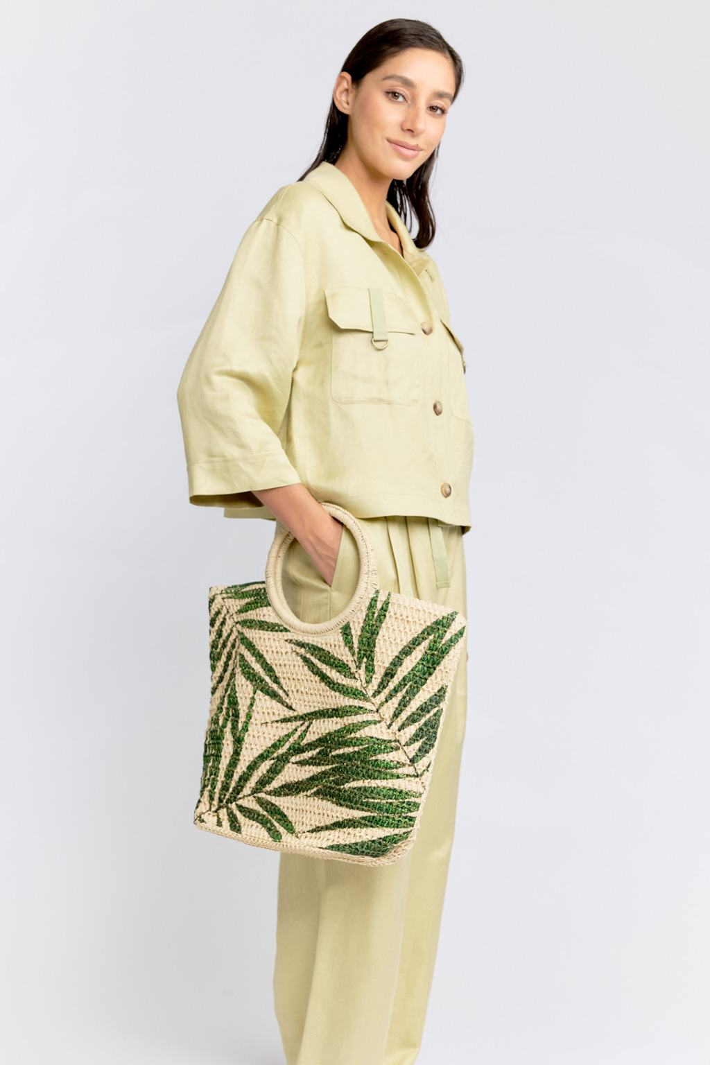 Плетеная сумка из качественной целлюлозы создана для настоящих ценительниц стиля и практичности. Яркий летний принт с листьями на светлом фоне напоминает о бохо стиле и легкости пляжной атмосферы. Вместительного размера сумка имеет внутренний кармашек, тканевый подклад и закрывается на кнопку. Круглая ручка обеспечивает комфортное ношение в руке, на запястье или логтевом сгибе. Размеры 30*22*37 см