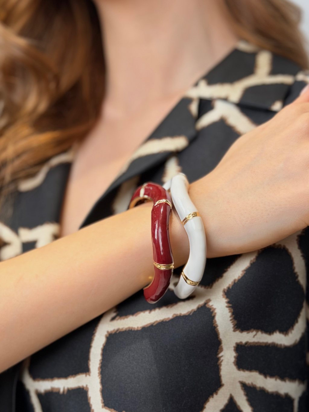 Браслет женский, в винтажном стиле. Выполнен из гипоаллергенного бижутерного сплава и пластика, легкий по весу.