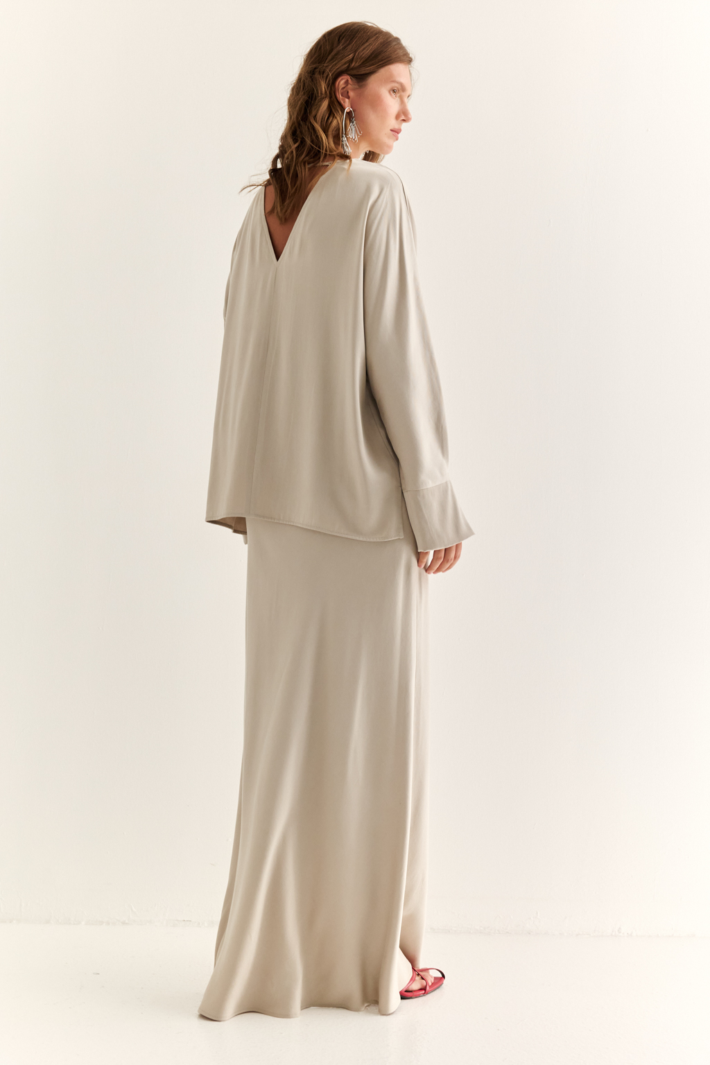 Блуза с цельнокроеными рукавами со складкой по манжету и V-образным вырезом по спинке.