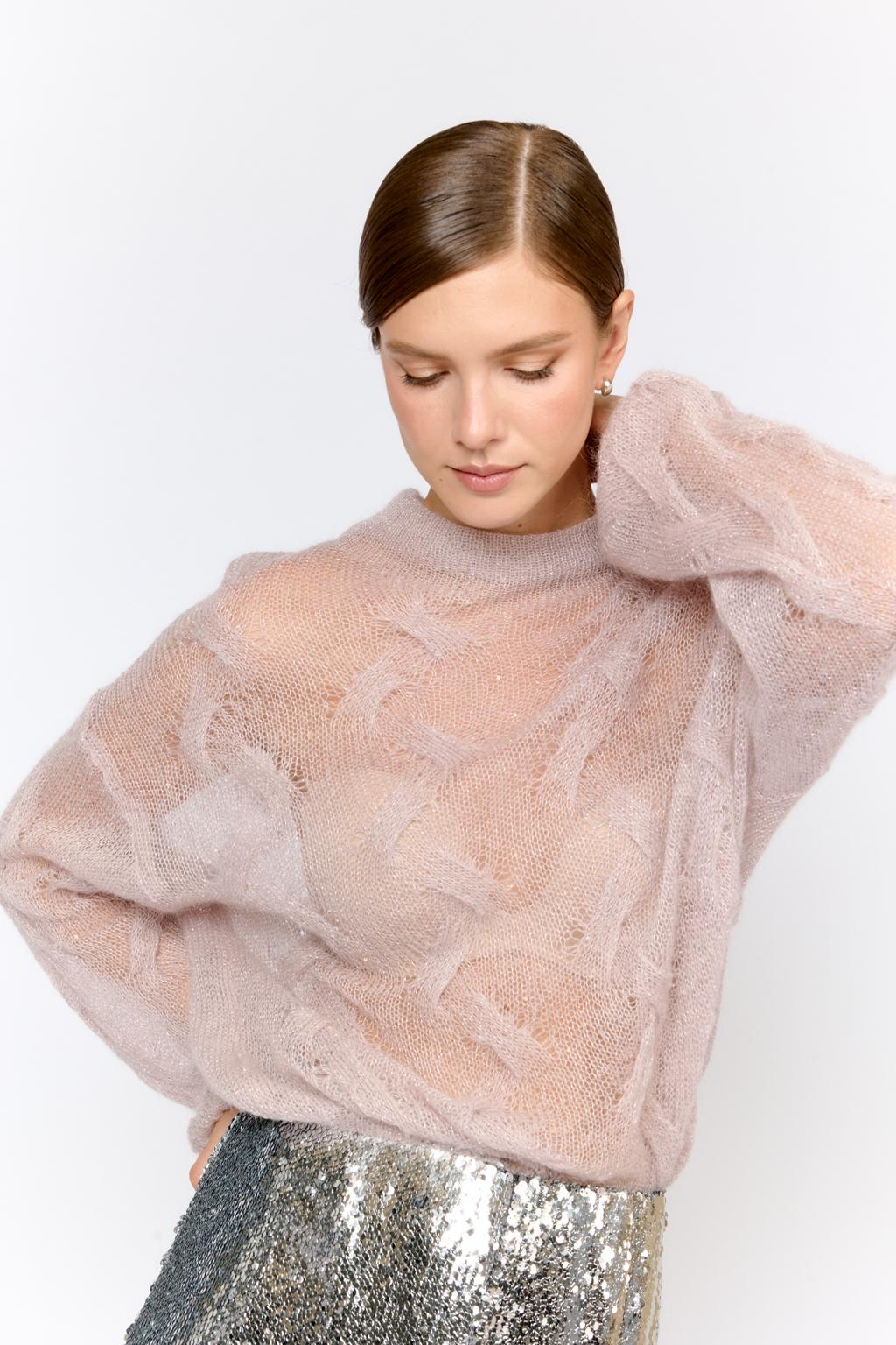 Джемпер со спущенным плечом, длинным рукавом, круглой горловиной  из пряжи с шерстью и мохером в составе. Легкий, как облако, с воздушной ажурной вязкой. Теплый и нарядный. Ярко выраженная фактура материала делает модель уникальной.