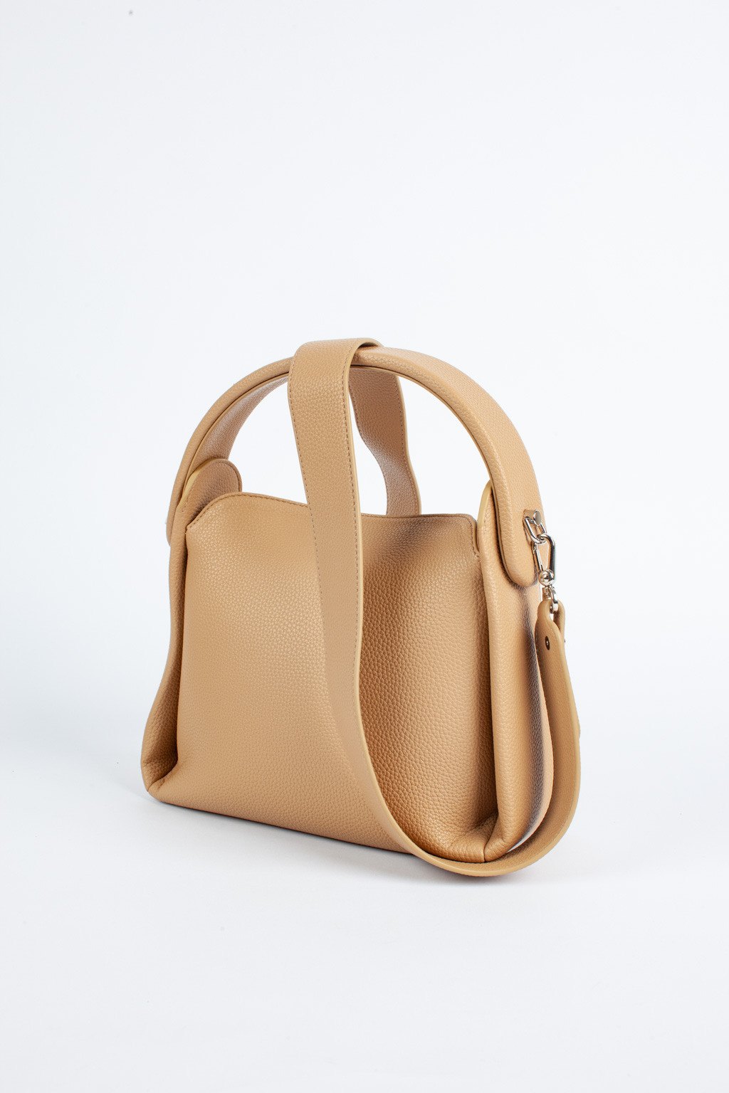 Роскошная сумка-тоут выполнена из зернистой экокожи. Простая форма этой сумки и  лаконичный дизайн подчеркнут Ваш вкус и стиль. В сумке используется прочная магнитная застежка, которая не выцветает и защищает содержимое внутри. Для производства использовалась зернистая экокожа высокого качества, приятная на ощупь. Идеально впишется в любой образ. Размеры сумки: 24*14*10 см