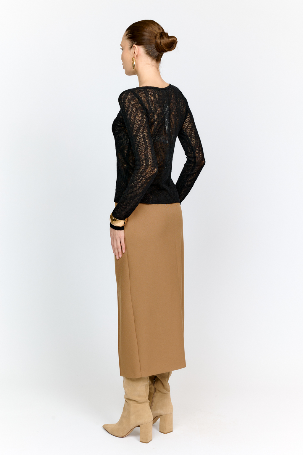 Трикотажный джемпер черного цвета прилегающего силуэта из тонкой смесовой пряжи с шерстью альпаки. Особенность модели - ажурный анималистичный дизайн, который придает изделию модный градус и позволяет создавать множество образов на базе джемпера.