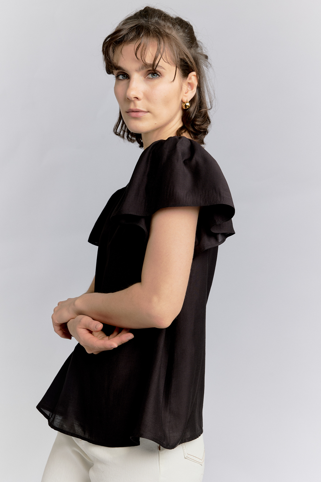 Блуза прямого силуэта с рюшами на рукавах.