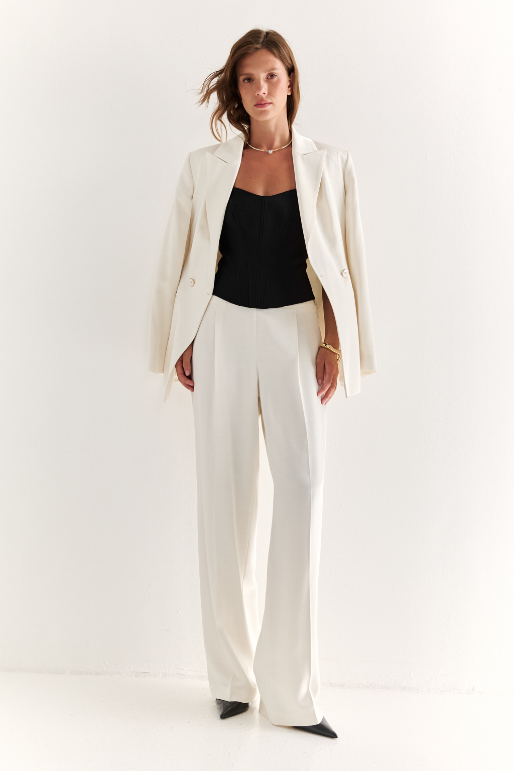 Брюки с боковой застёжкой: чистая линия и безупречная посадка
Эти брюки — воплощение утончённого минимализма. Высокая посадка подчёркивает талию, а скрытая боковая застёжка на молнию и пуговицы сохраняет идеальную гладкость передней линии, визуально вытягивая силуэт.
Прямой крой и плотная, хорошо держащая форму ткань создают стройный и элегантный образ. Широкий пояс анатомической формы обеспечивает комфортную посадку и подчёркивает женственность.
Идеальны в комплекте с жакетом или шелковой блузой, а также легко адаптируются под повседневный образ с базовой рубашкой или топом.
Брюки, которые подчеркивают вкус без лишних слов.