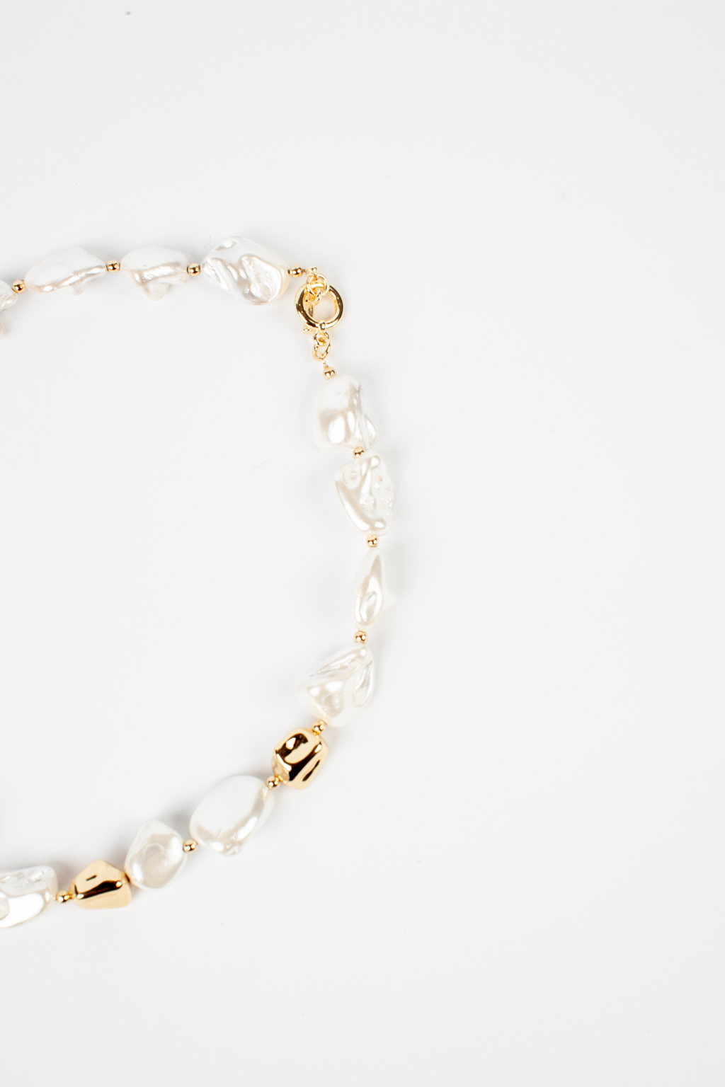 Классическое колье из благородной майорки нежного молочно-желтого цвета и золотистых жемчужин.   Фурнитура выполнена из гипоаллергенного сплава со стойким гальваническим покрытием.Вес 60 гр, длина 40 см, бусина 15 мм.