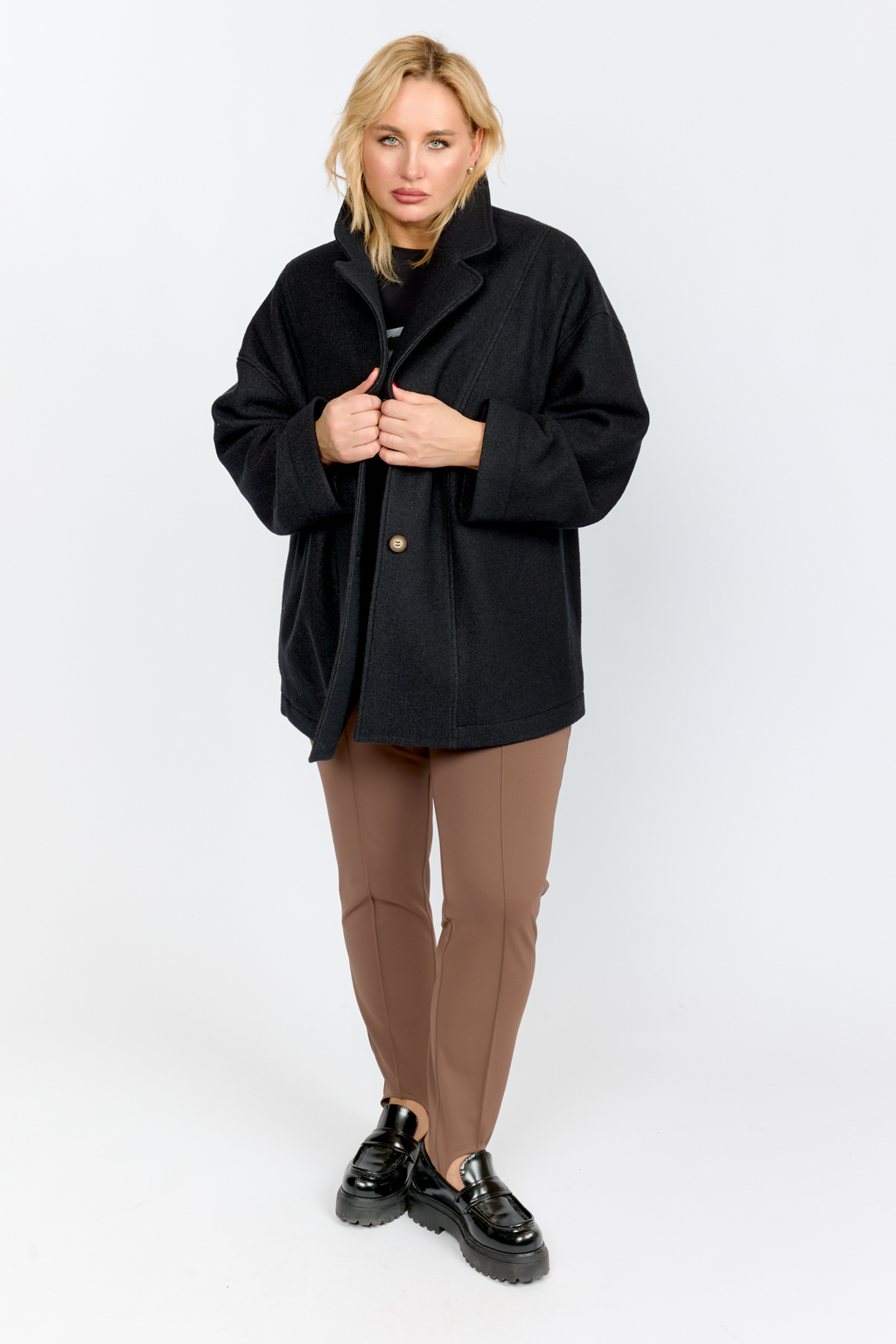 Полупальто с английским воротником свободного оверсайз кроя со спущенным рукавом и застежкой на 2 пуговицы. Длина до середины бедра. На спике вышивка "S".