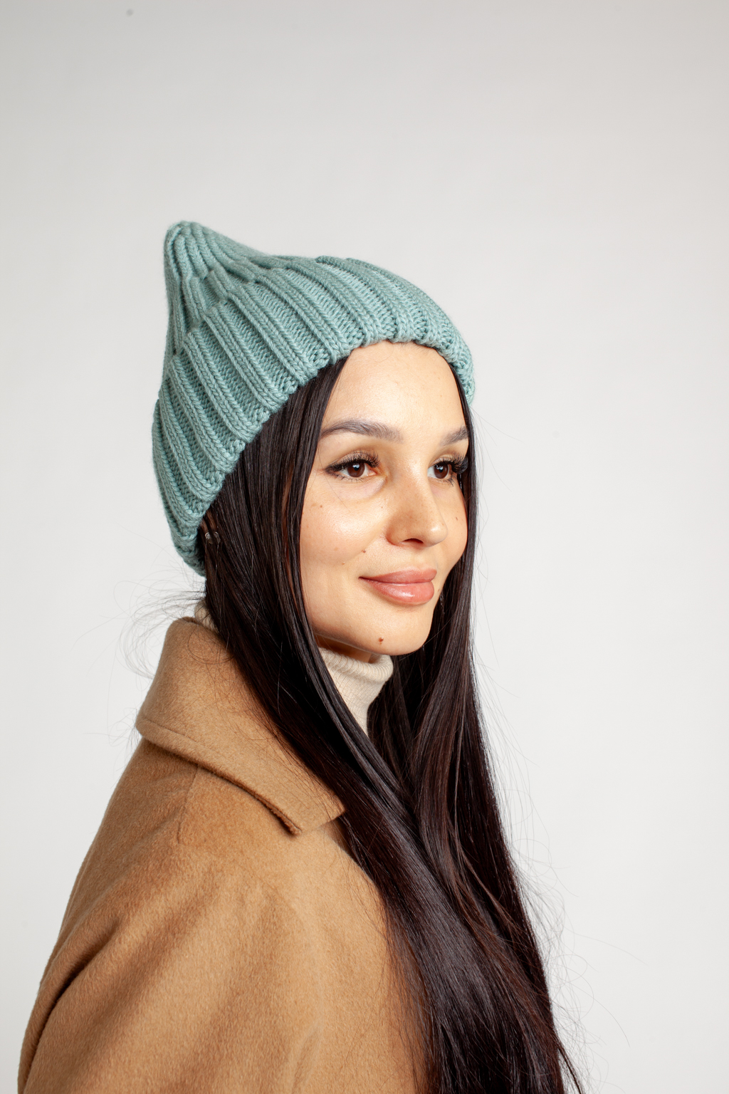 Шапка женская с отворотом. Является совершенным аксессуаром для утепления в осенний и зимний сезон.