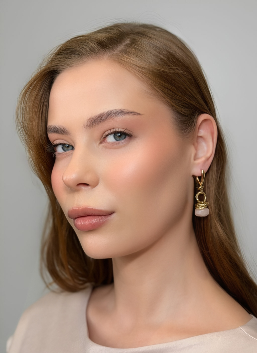 Серьги с английским замком выполнены из натурального кварца. Прекрасно впишутся как в повседневный, так и в вечерний образ.