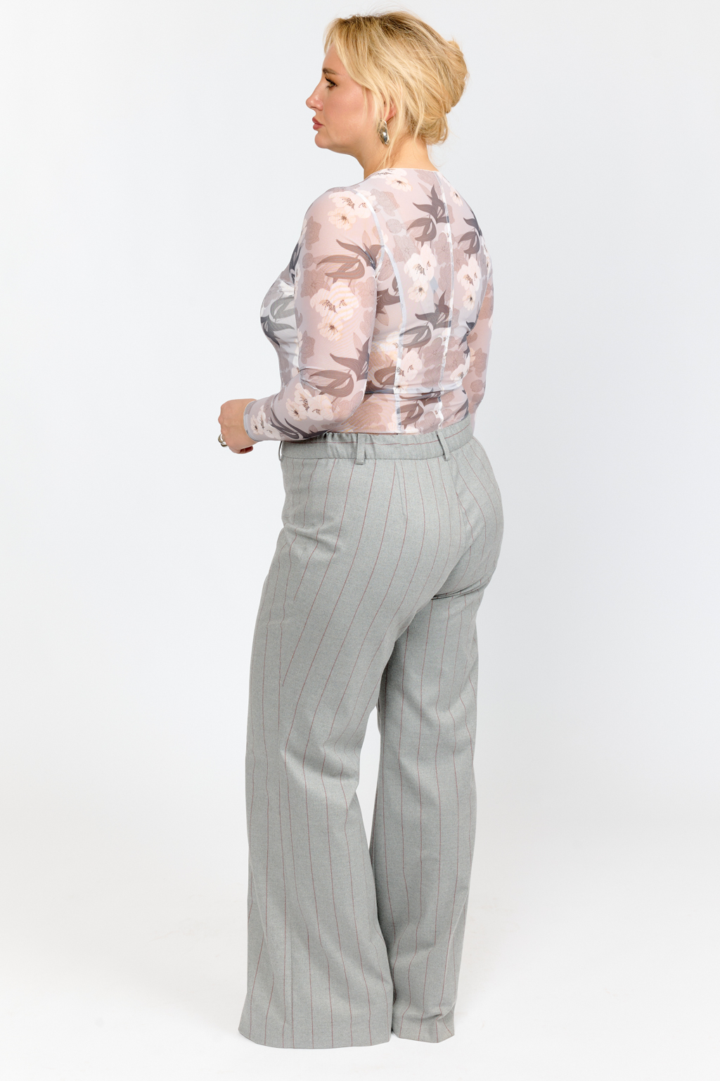 Боди из принтованной сетки приталенного силуэта с лифом с плотной ткани. Рукав полной длины.