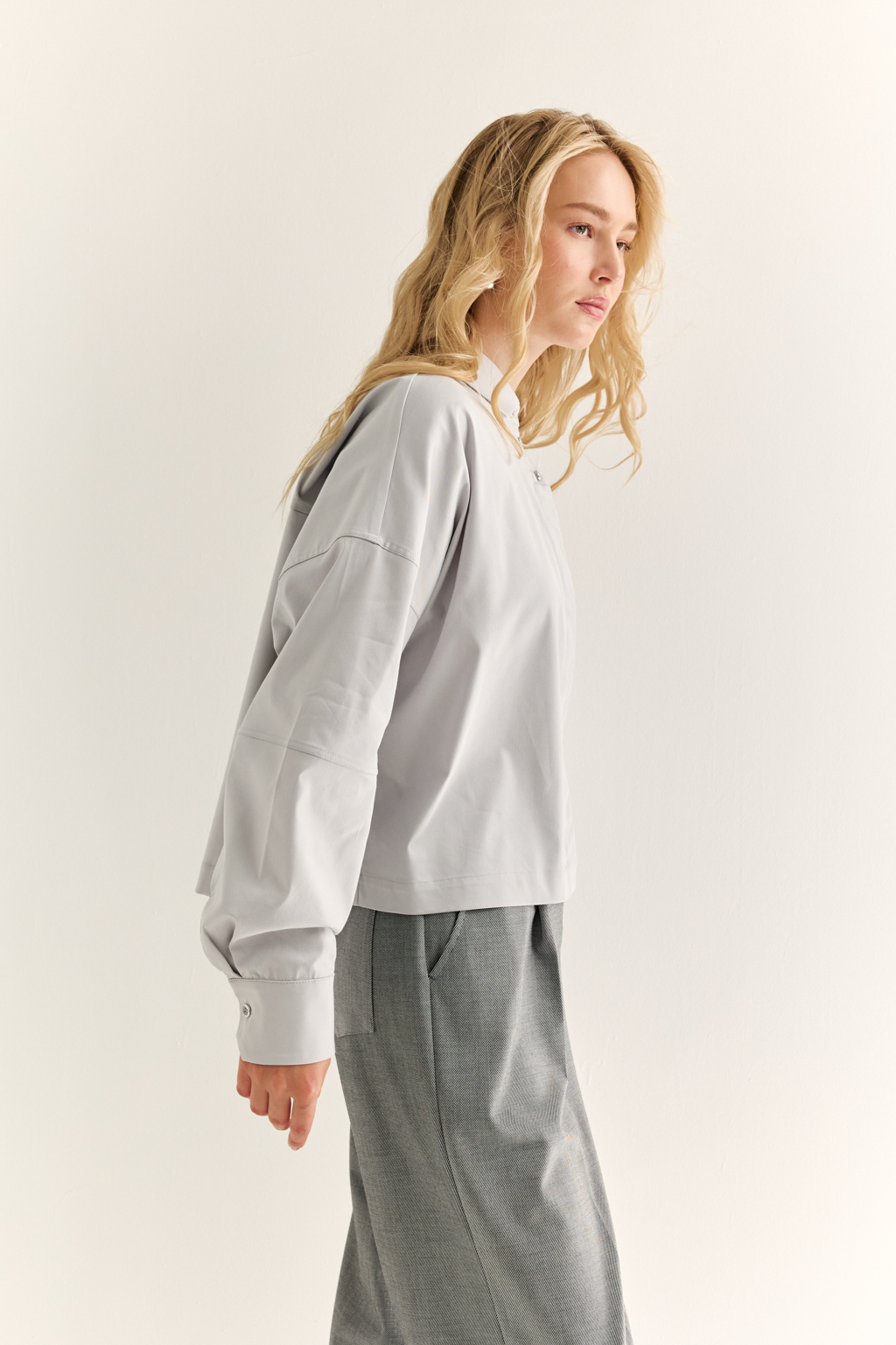 Oversize-рубашка: свобода в форме, точность в деталях

Эта укороченная oversize-рубашка — воплощение современного кроя и функционального стиля. Объёмные рукава с манжетами, акцентная застежка и выразительная спинка с декоративными элементами придают образу архитектурность и остроту. Маленький воротник и прямой  крой делают модель универсальной — от smart casual до модного street style.

Носите как самостоятельную вещь или как верхний слой поверх топа и платья. Особенно эффектно сочетается с брюками-карго, юбкой на высокой талии или джинсами.

Для тех, кто выбирает стиль с воздухом