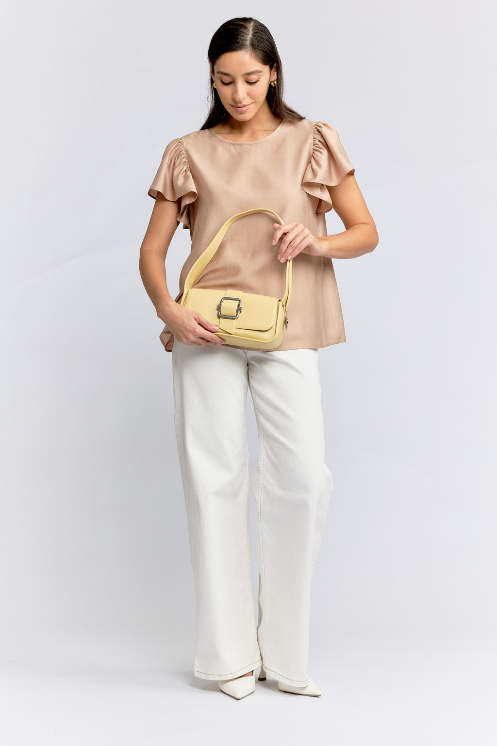 Стильная сумка через плечо выполнена в летнем банановом оттенке, станет прекрасным украшением Вашего стиля. Уникальный дизайн с ремешком на лицевой стороне подчернет индивидуальность и создаст неповторимый образ. Размеры сумки 25*7*13 см