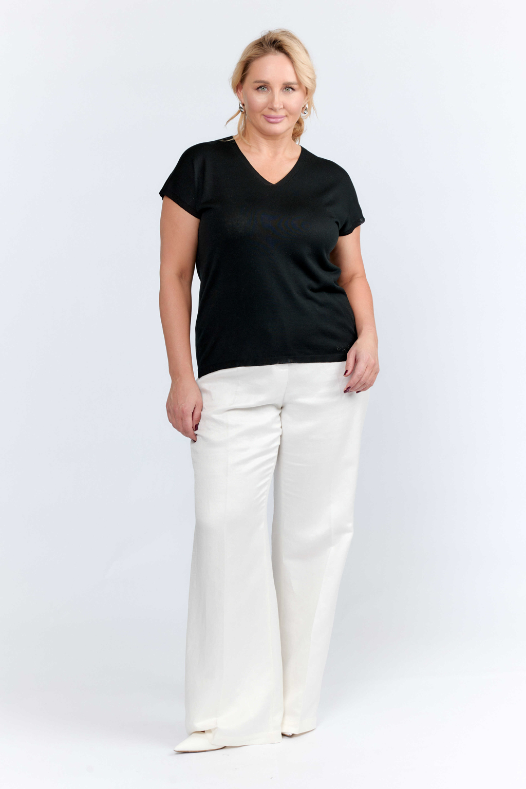 Джемпер без рукавов свободного кроя с V-образным вырезом.