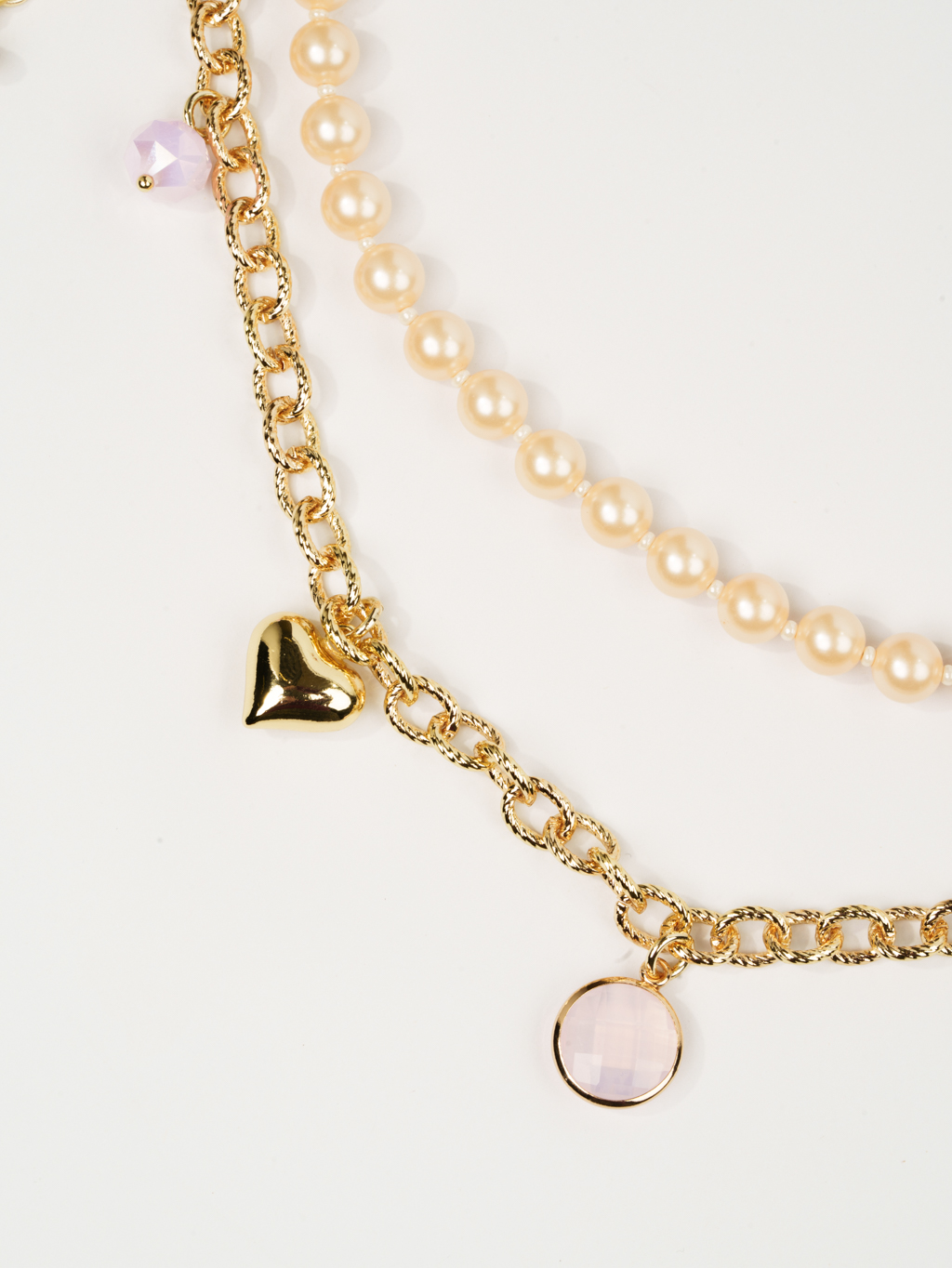 Колье-трансформер на тело для создания стильных образов. Цепочка золотого цвета с элементами из ювелирного стекла дополнена бусинами из майорки. Длина позволяет выбрать актуальный вариант использования: бодичейн, пояс, колье, колье-чокер. Фурнитура изготовлена из гипоаллергенного сплава со стойким гальваническим покрытием. Вес 92 гр. длина 123 см