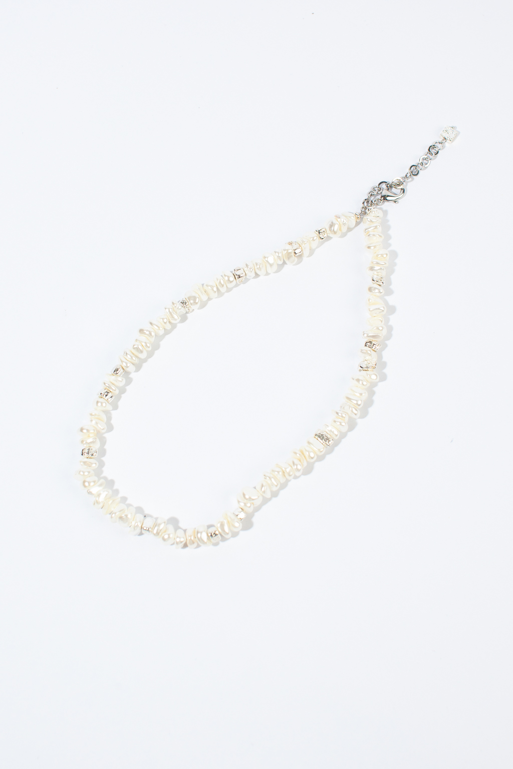 Лаконичное базовое колье из высококачественной белой майорки идеально дополнит образ. Длина колье 39-46 см. Фурнитура выполнена из гипоаллергенного сплава со стойким гальваническим покрытием.