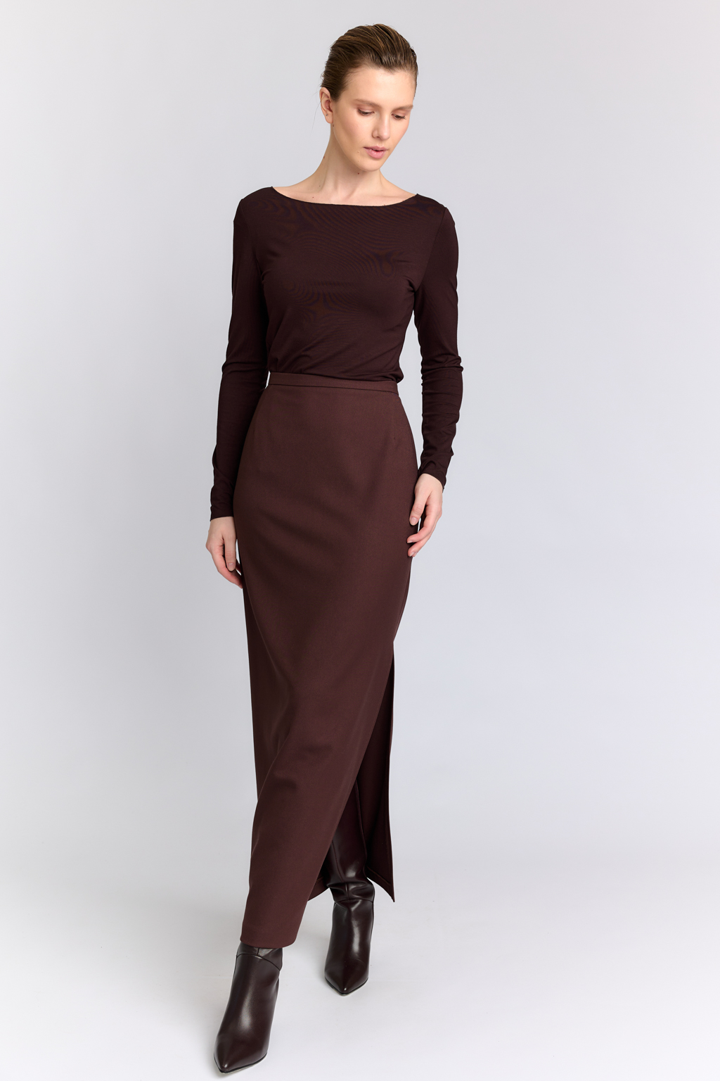 Юбка макси с разрезом в диагональную выработку в цвете бургунди