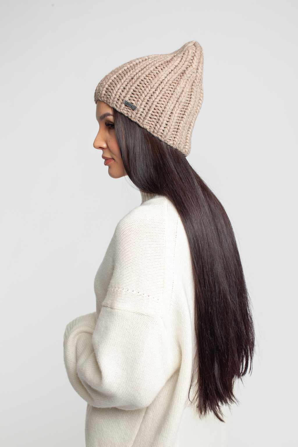 Шапка женская без отворота. Теплый и стильный головной убор для утепления в осенний и зимний сезон.