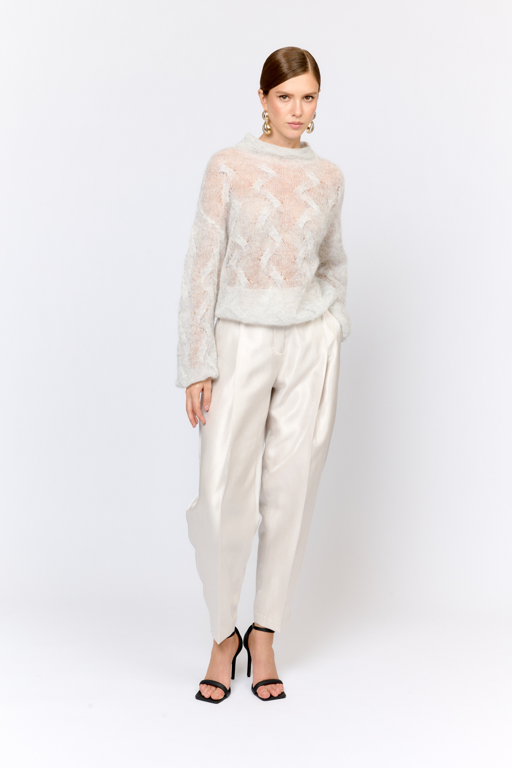 Джемпер со спущенным плечом, длинным рукавом, круглой горловиной  из пряжи с шерстью и мохером в составе. Легкий, как облако, с воздушной ажурной вязкой. Теплый и нарядный. Ярко выраженная фактура материала делает модель уникальной.