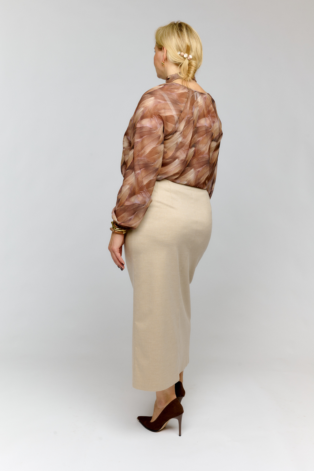 Юбка длиной макси с застроченными рельефами по передней части юбки.