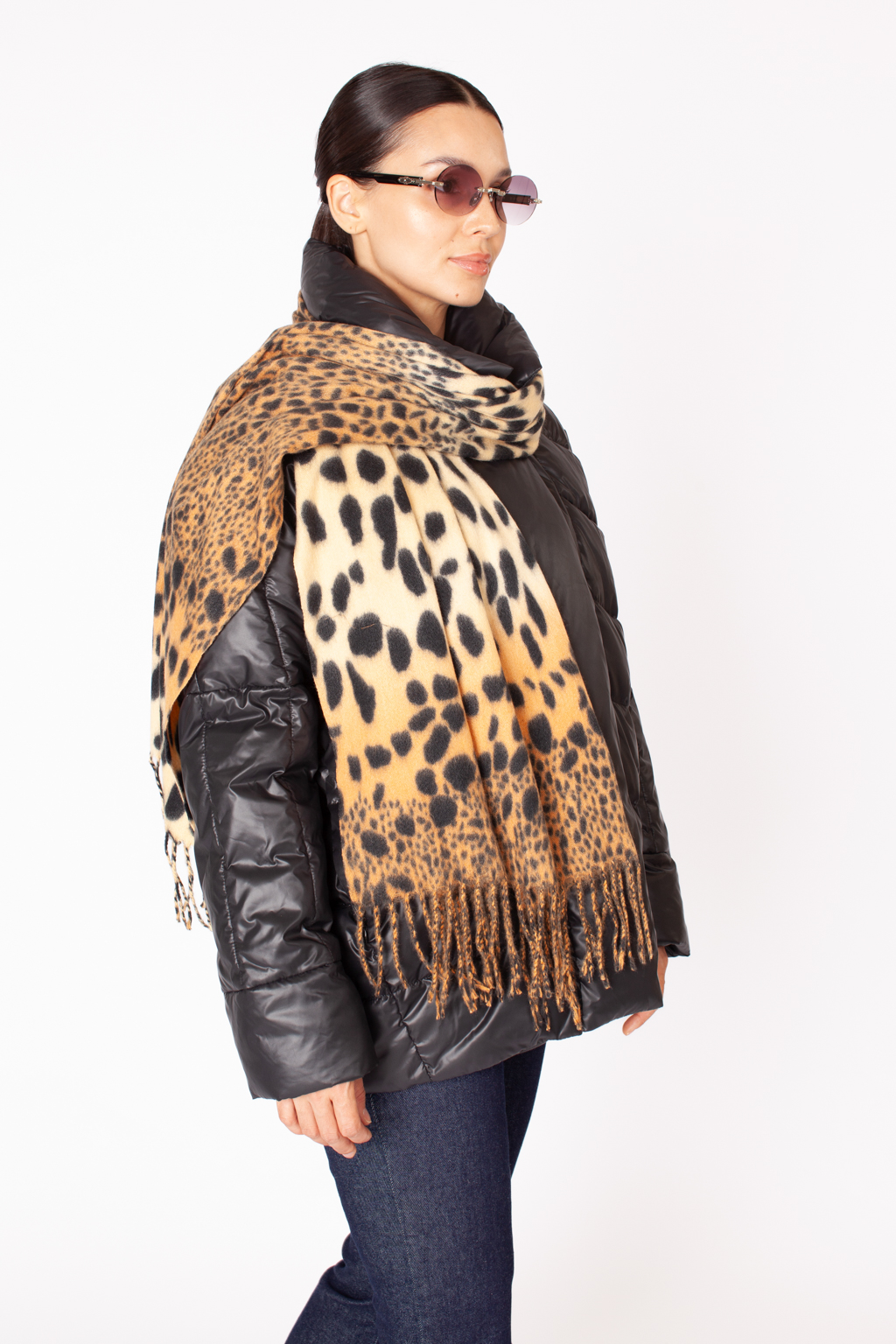 Шарф с анималистичным принтом изготовлен из практичной и приятной на ощупь 100 % вискозы. Изделие согреет в прохладную погоду, защитит от ветра голову и шею, с легкостью адаптируясь к различным комплектам для межсезонья.