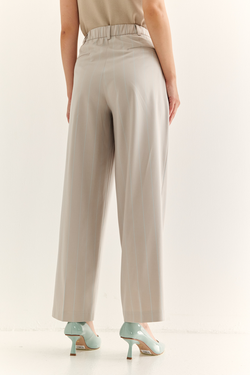 Брюки со складками: актуальный силуэт и комфорт с характером. Эти брюки с высокой посадкой и мягкими складками от талии — отличный баланс между классикой и современностью. Складки добавляют объёма и свободы в движении, формируя красивую линию бедра, а зауженные книзу штанины подчёркивают динамичность образа и визуально стройнят. Прорезные карманы сзади, шлёвки под ремень и точный крой делают модель универсальной: носите с жакетами, блузами или базовыми топами — от офиса до неформальных выходов. Гармония объёма и структуры. Брюки, которые работают на вашу фигуру.