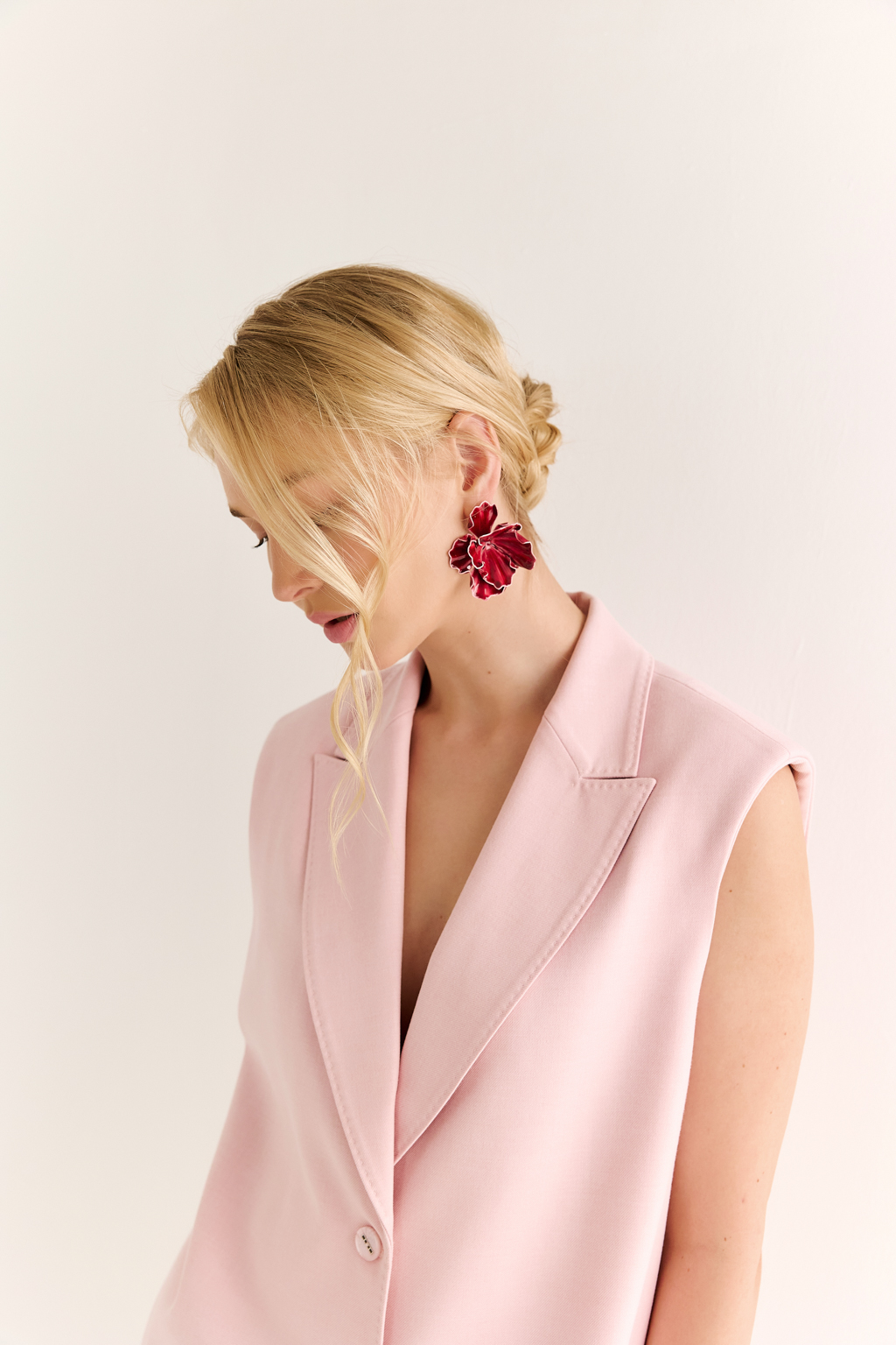 Жилет-жакет: классика, адаптированная к новому времени. Стильный жилет с лацканами и прямой спинкой — это элегантная альтернатива классическому пиджаку. Он подчёркивает силуэт и делает образ визуально стройнее, при этом сохраняя лёгкость и свободу движения. Приталенный крой и чёткие линии придают образу собранность, а отсутствие рукавов позволяет играть со слоями. Станет идеальной парой с брюками, а также может стать акцентом в образе с футболкой или топом. Минимум формальности — максимум стиля.