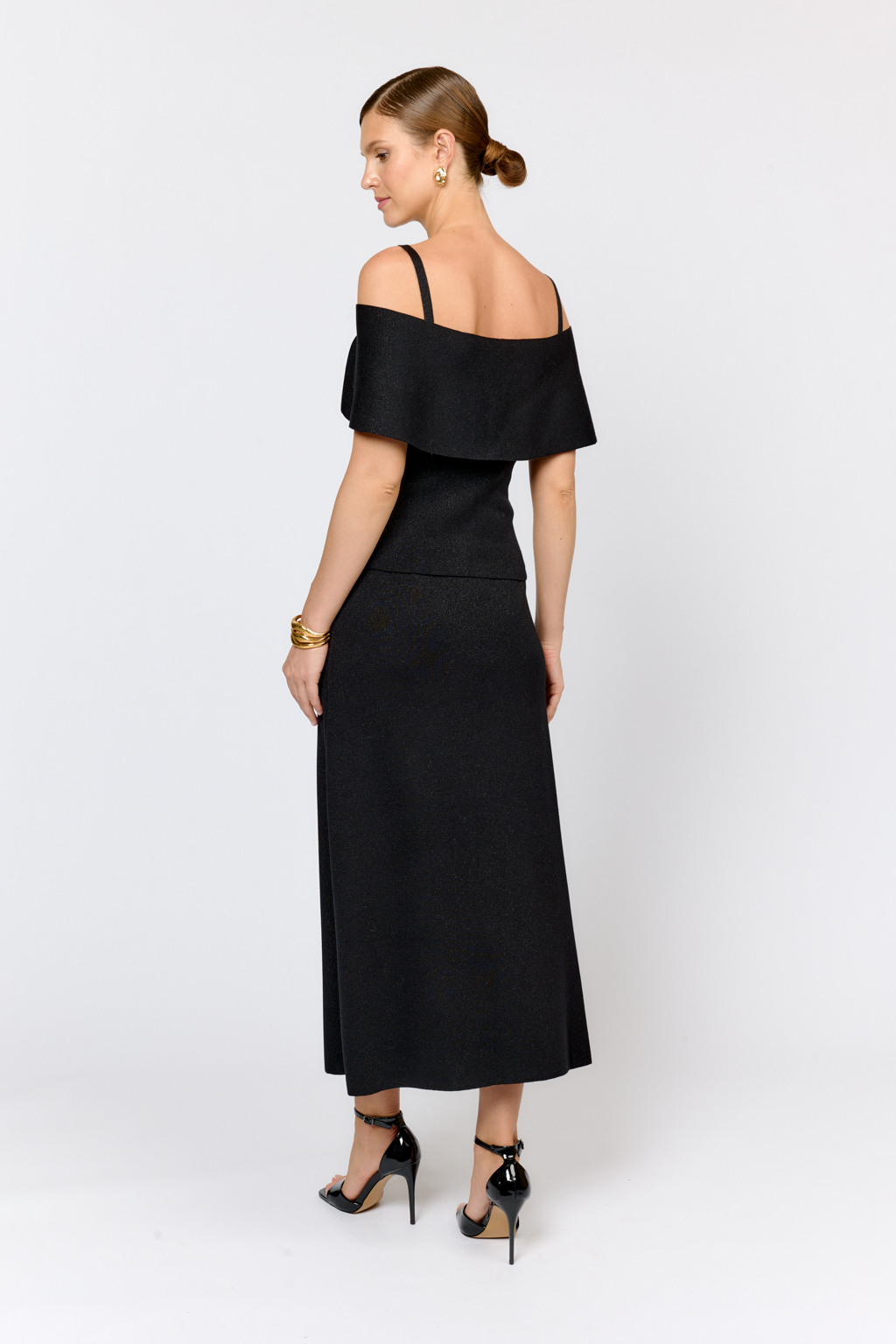 Топ на бретелях с открытыми плечами и пелериной. Качественный материал с эластаном и вискозой, классический черный цвет позволяет создавать образы на каждый день. Сочетайте с классическими брюками или юбками трапециями, джинсами для создания гармоничного комплекта.