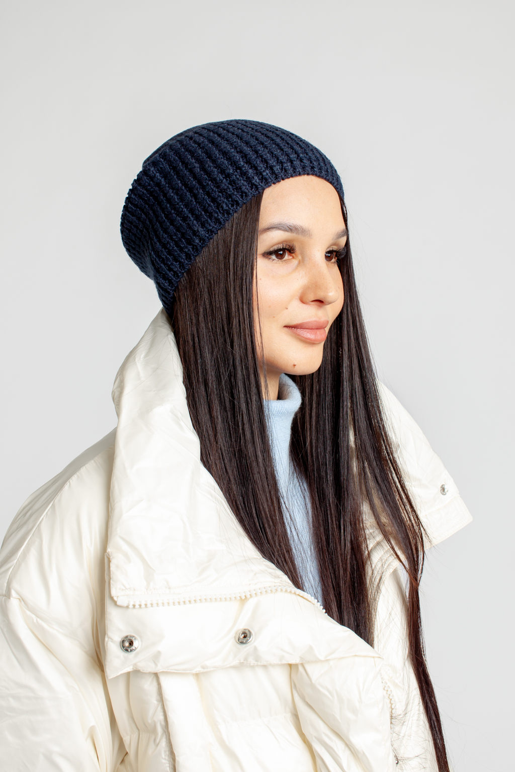 Шапка женская без отворота. Теплый и стильный головной убор для утепления в осенний и зимний сезон.