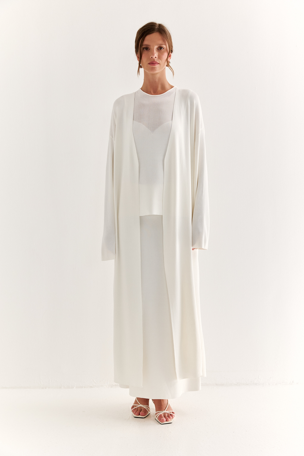 Кардиган длиной миди прямого силуэта с V-образным вырезом.