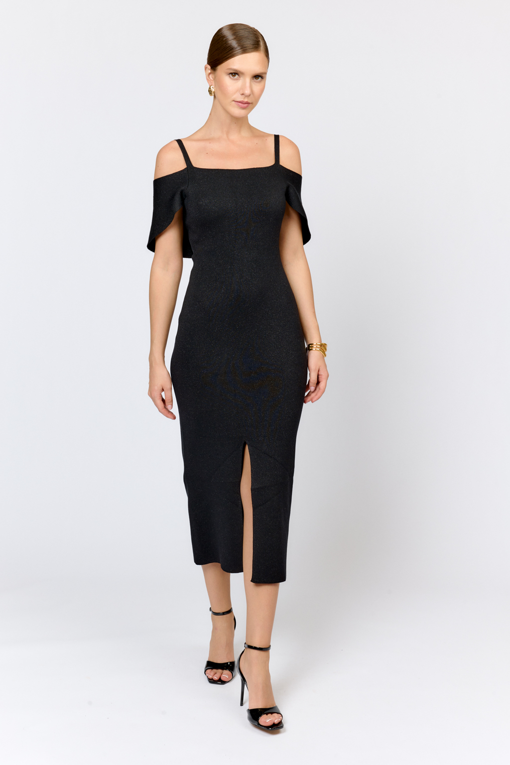 Платье прилегающего силуэта с открытыми плечами, на бретелях и с пелериной. Длина миди. Элегантное платье, подчеркивающее фигуру, с красиво оформленной линией плеч создает современный вечерний образ, в котором вы будете чувствовать себя комфортно. Пряжа сохраняет тепло и комфорт, мягкая и приятная на ощупь, глубокий черный цвет создают премиальный вид.