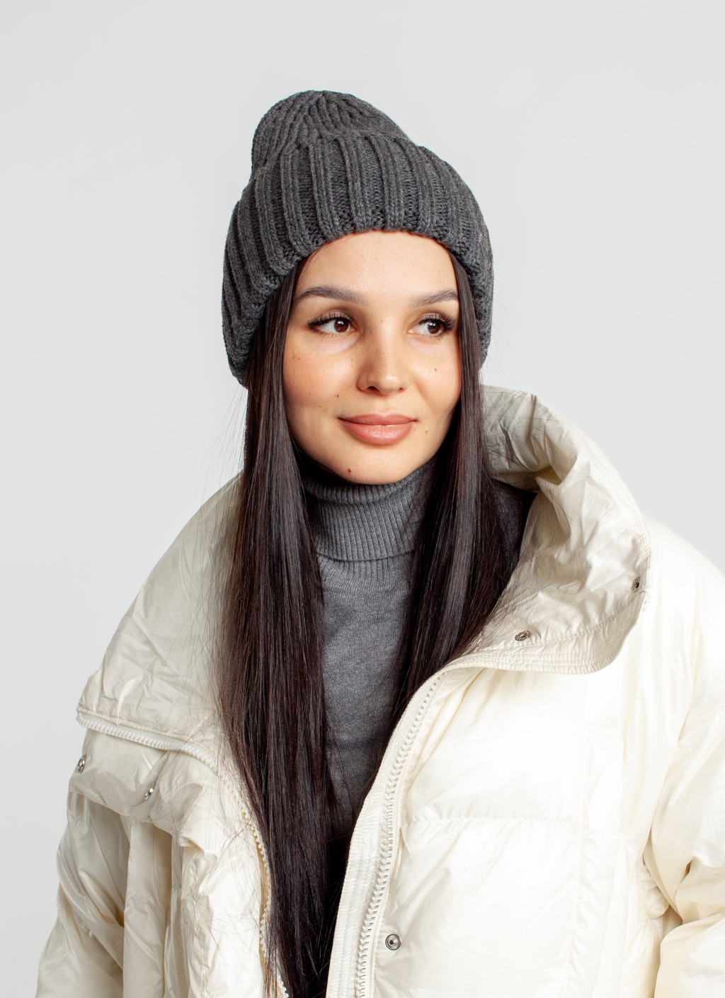 Шапка женская с отворотом. Является совершенным аксессуаром для утепления в осенний и зимний сезон.