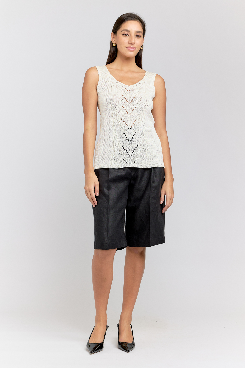 Майка с V-образным вырезом прямого силуэта.