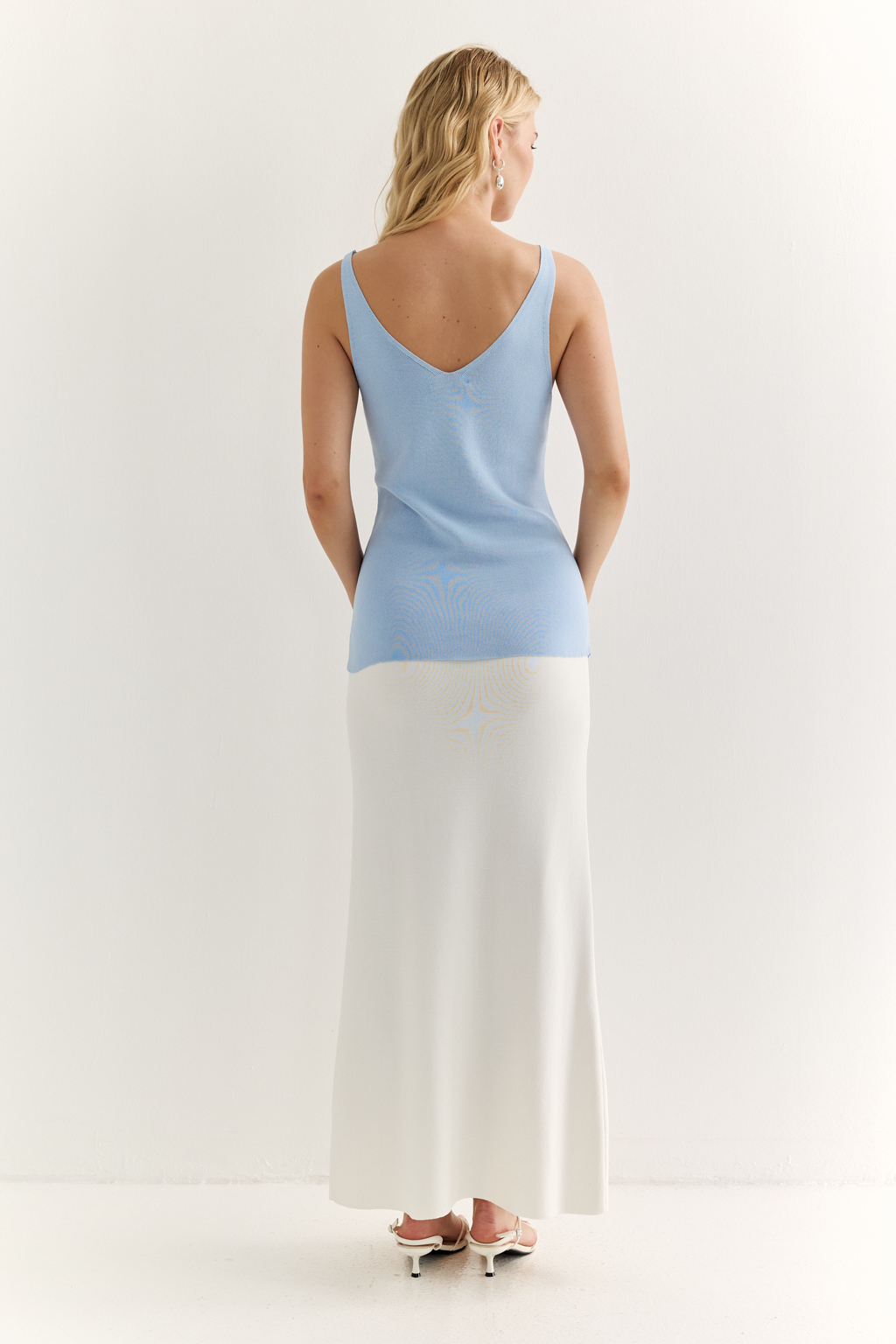 Топ с V-образным вырезом горловины.