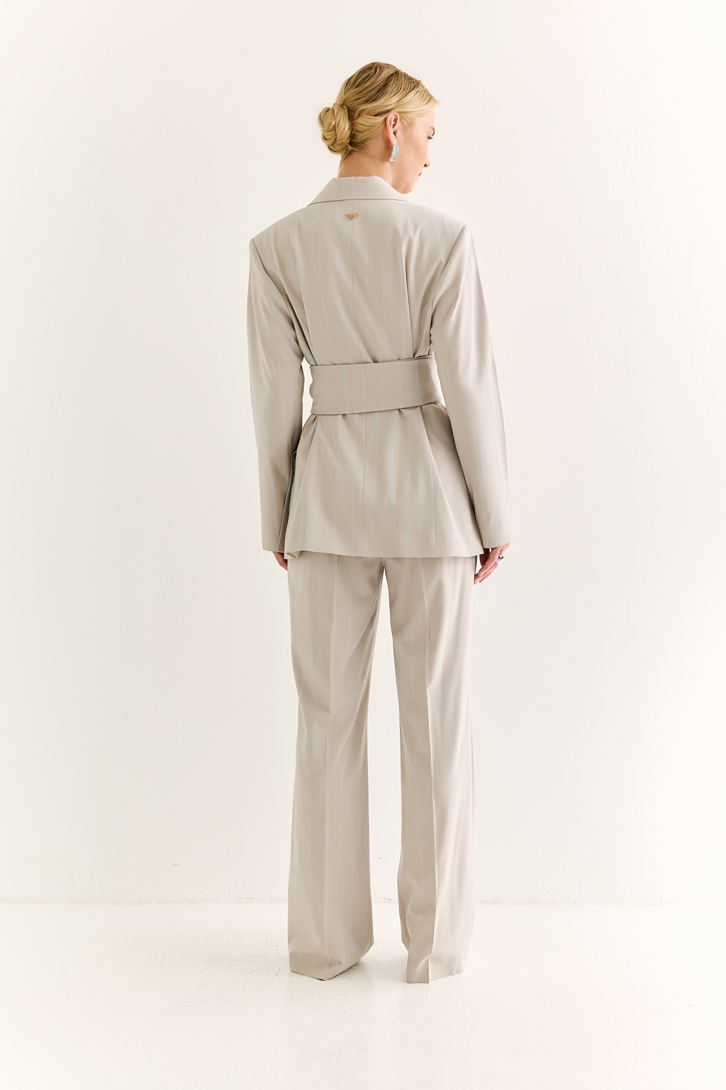 Жакет с поясом-кушаком: мягкая сила и подчёркнутая линия. Этот жакет сочетает в себе структурированную форму и пластичность драпировки. Приталенный силуэт акцентирован широким поясом-кушаком, который завязывается на талии, формируя выразительную линию «песочных часов» и добавляя образу женственности без излишней строгости.
Острые лацканы, аккуратная линия плеч и выверенный крой рукавов делают модель универсальной: для делового дня, кэжуал-комплекта или вечернего выхода. Пояс, завязанный на узел или бант, задаёт настроение и подчеркивает индивидуальность. Гармония формы и мягкости. Жакет, который раскрывает силу через утончённость.