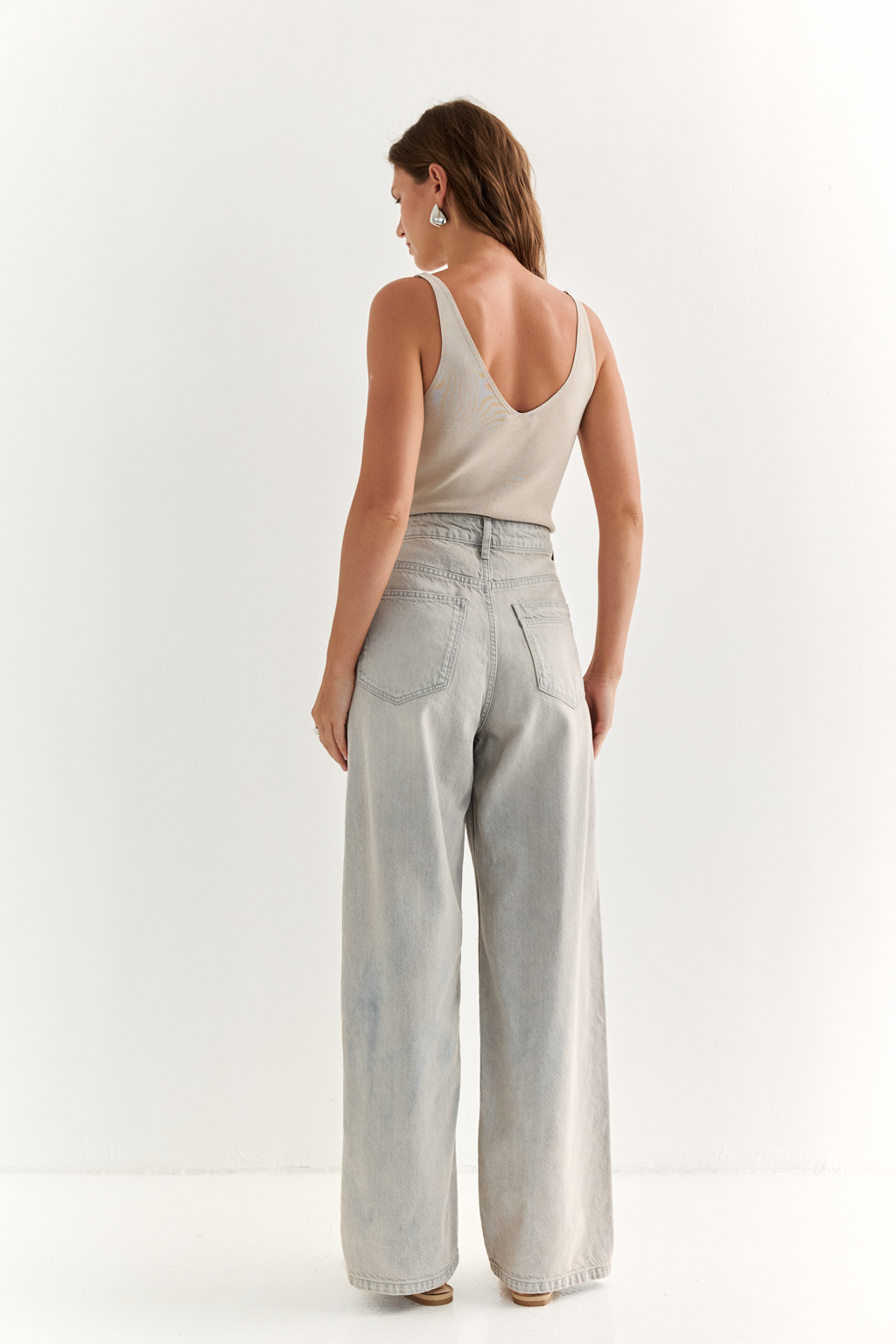 Прямые джинсы светло-голубого цвета с трендовым эффектом. Универсальная модель сочетается как со строгими жакетами, так и свободными футболками и трикотажем.