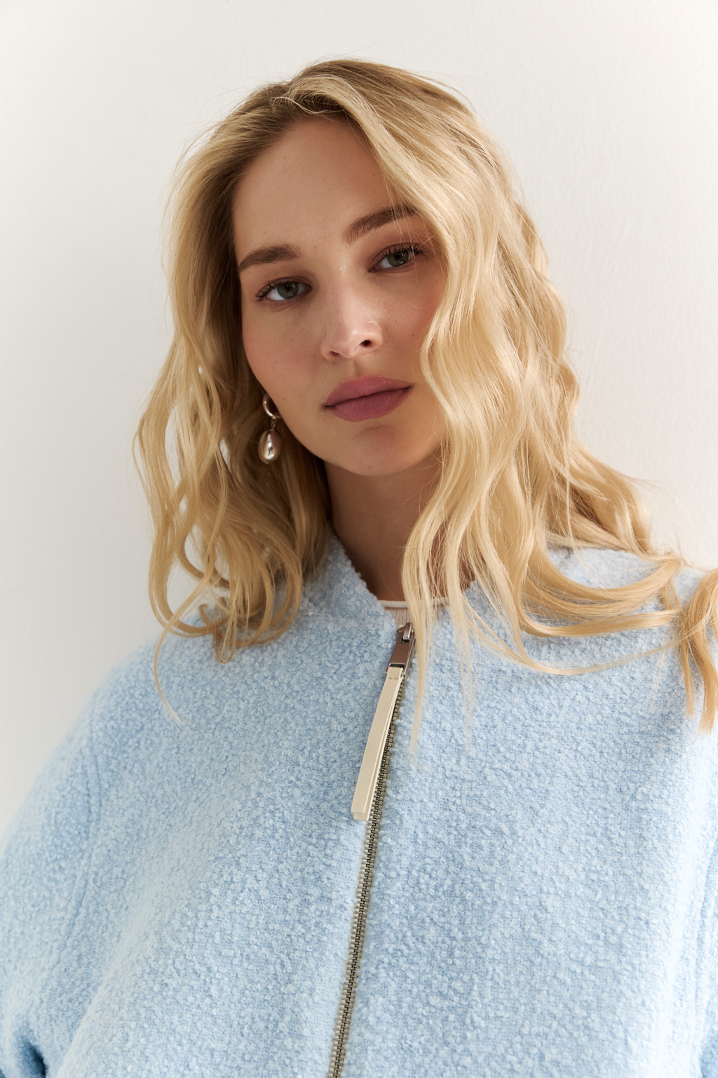 Куртка оверсайз силуэта длиной до бедер с застежкой на молнию