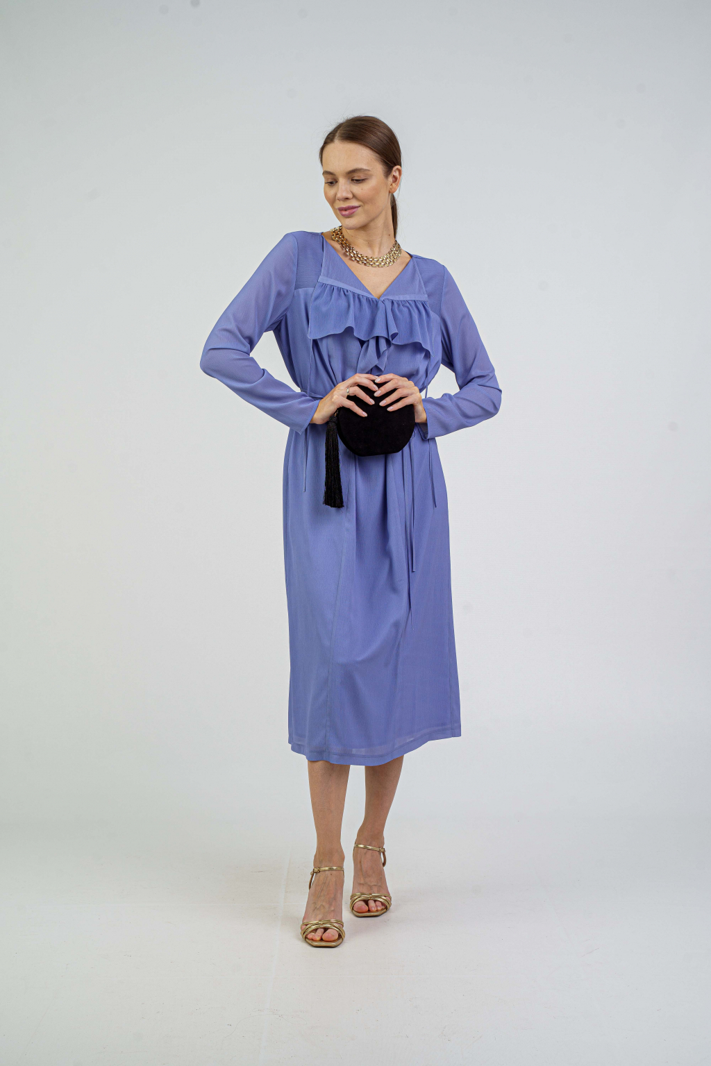  Платье свободного силуэта со сборкой в лавандовом цвете