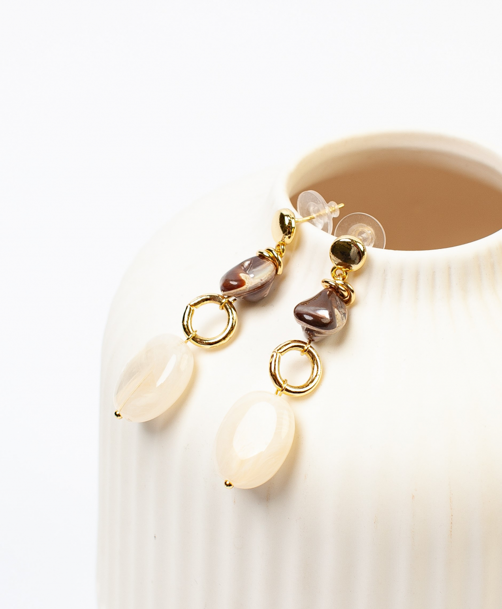 Длинные дизайнерские серьги выполнены из натурального перламутра, акрила и гипоаллергенного сплава.