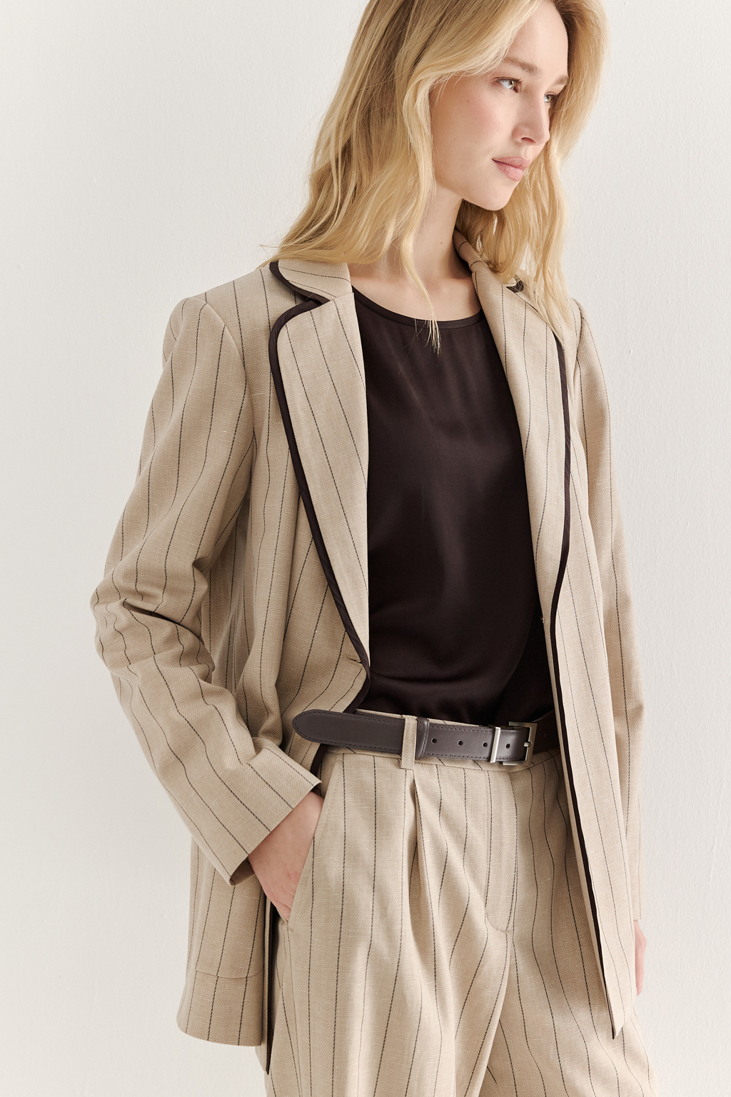 Ремень из натуральной кожи  с серебрянной пряжкой. Длина ремня 1,1 м, ширина 2,8 см.