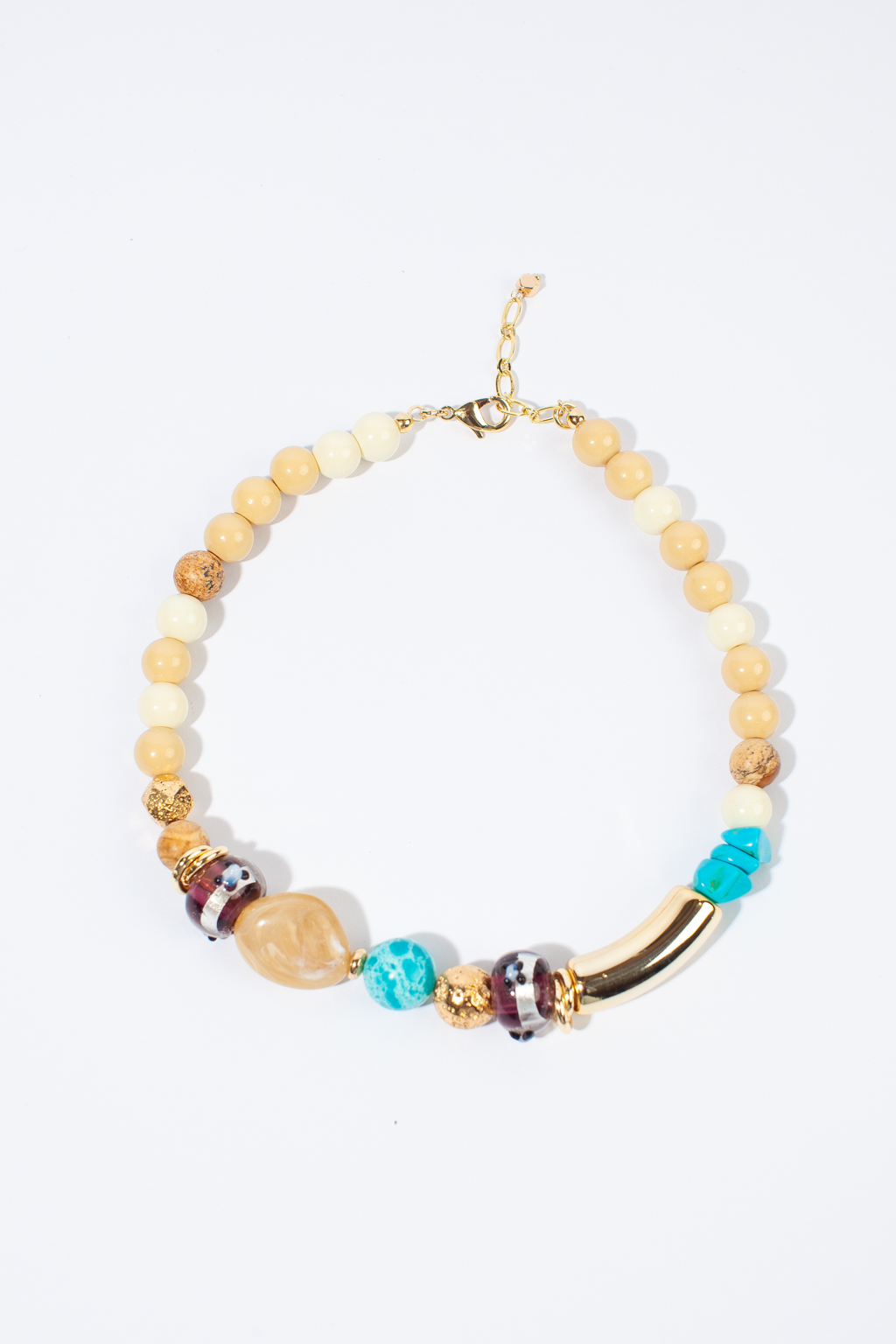 Стильное дизайнерское колье выполнено с использованием натуральной яшмы, акрила, майорки и муранского стекла. Длина изделия 34 см. Фурнитура выполнена из гипоаллергенного сплава со стойким гальваническим покрытием.